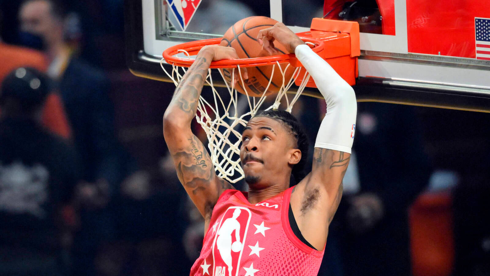籃球運動員在比賽中身穿紅色球衣完成扣籃。 — Ja Morant 動圖 壁紙