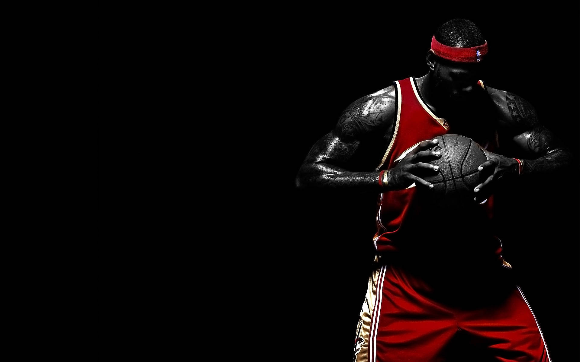 NBA 桌布 壁紙 — 一名身穿紅色球衣的籃球運動員在戲劇性燈光下，對著純黑背景持球。