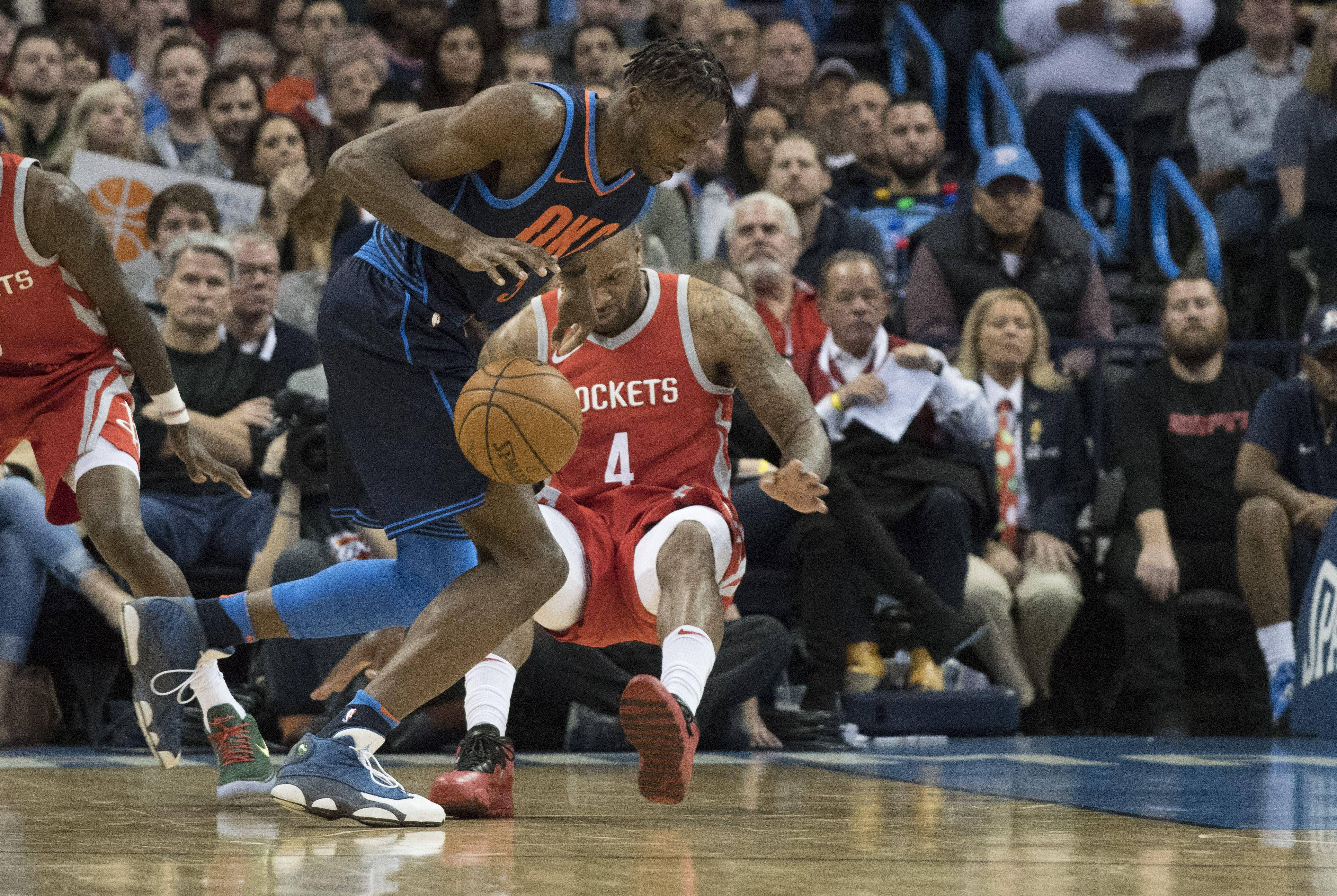 NBA 桌布 壁紙 — 一名身穿紅色球衣的籃球運動員在激烈的比賽中運球，同時被一名身穿藍色球衣的對手緊密防守。