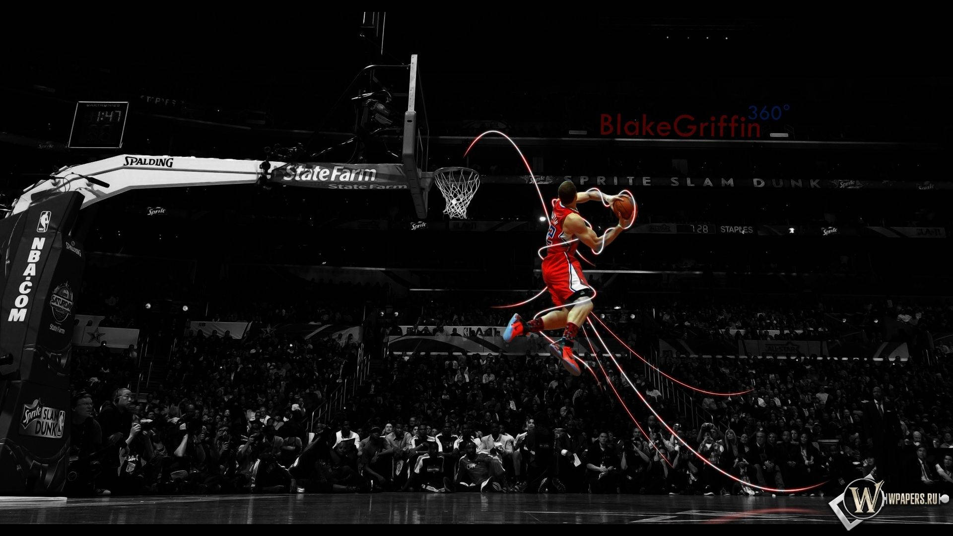 NBA 桌布 壁紙 — 一名身穿紅色球衣的籃球運動員在空中灌籃，伴隨著動態的紅色運動軌跡，背景是黑白的人群。