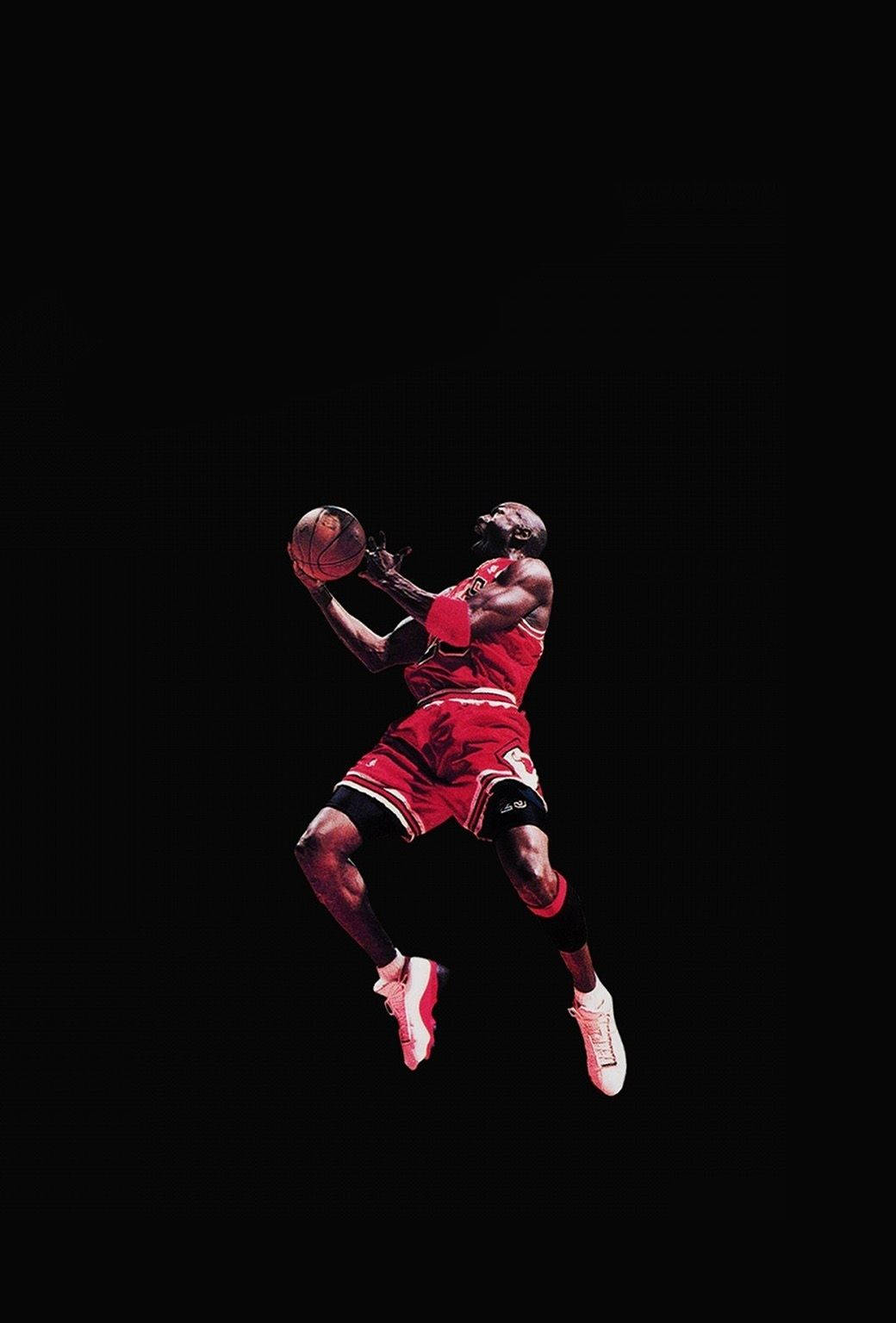 Cool Nike 桌布 壁紙 — 一名身穿紅色球衣的籃球運動員在黑色背景前跳起，空中持球