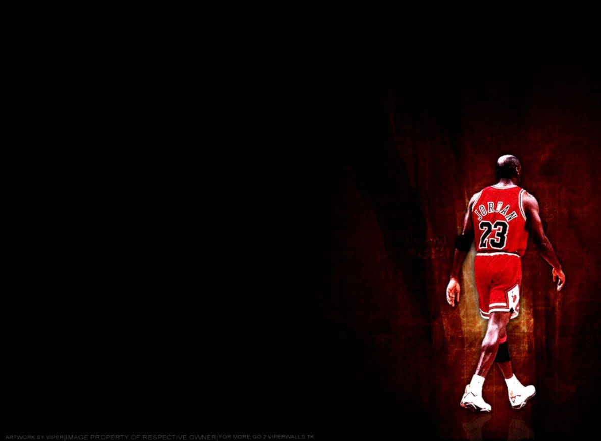 籃球 Jordan 桌布 壁紙 — 一名身穿紅色球衣的籃球運動員在黑暗背景和戲劇性紅色燈光下走開。