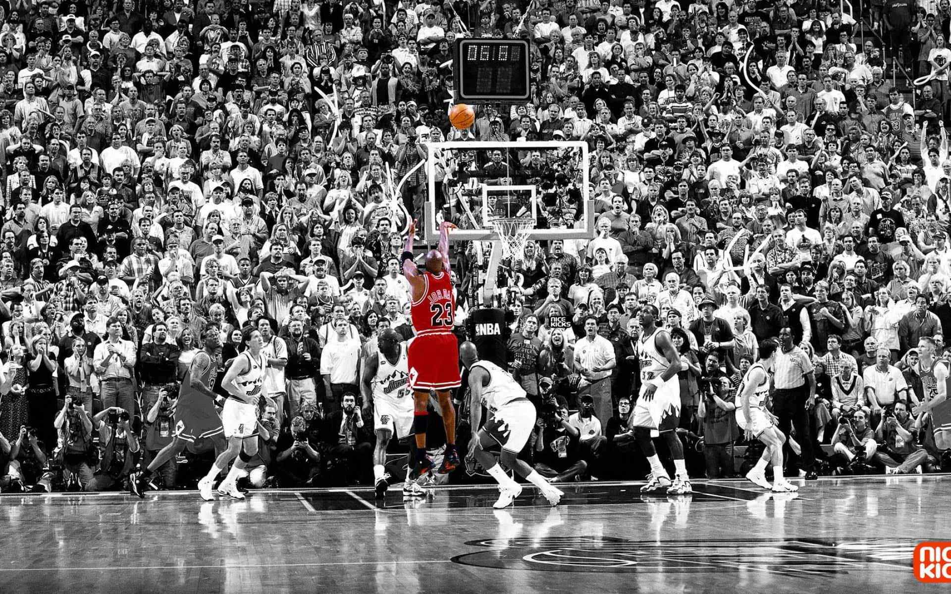 Sports 4K 桌布 壁紙 — 一名身穿紅色球衣的籃球運動員在黑白競技場中灌籃，觀眾觀看。