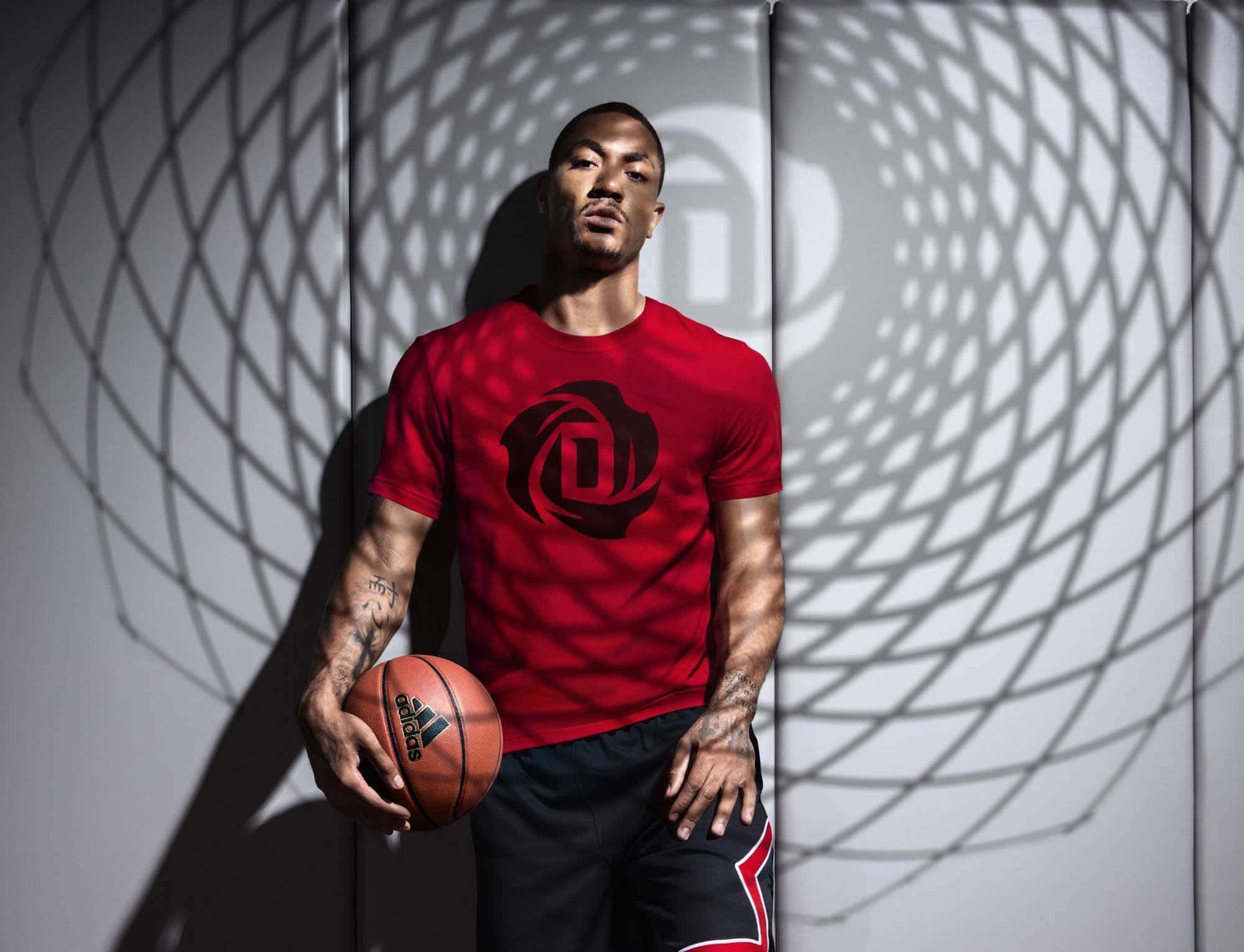 derrick rose 桌布 壁紙 — 一名身穿紅色球衣的籃球運動員自信地站立，手持籃球，背景是帶有幾何陰影圖案的牆壁。