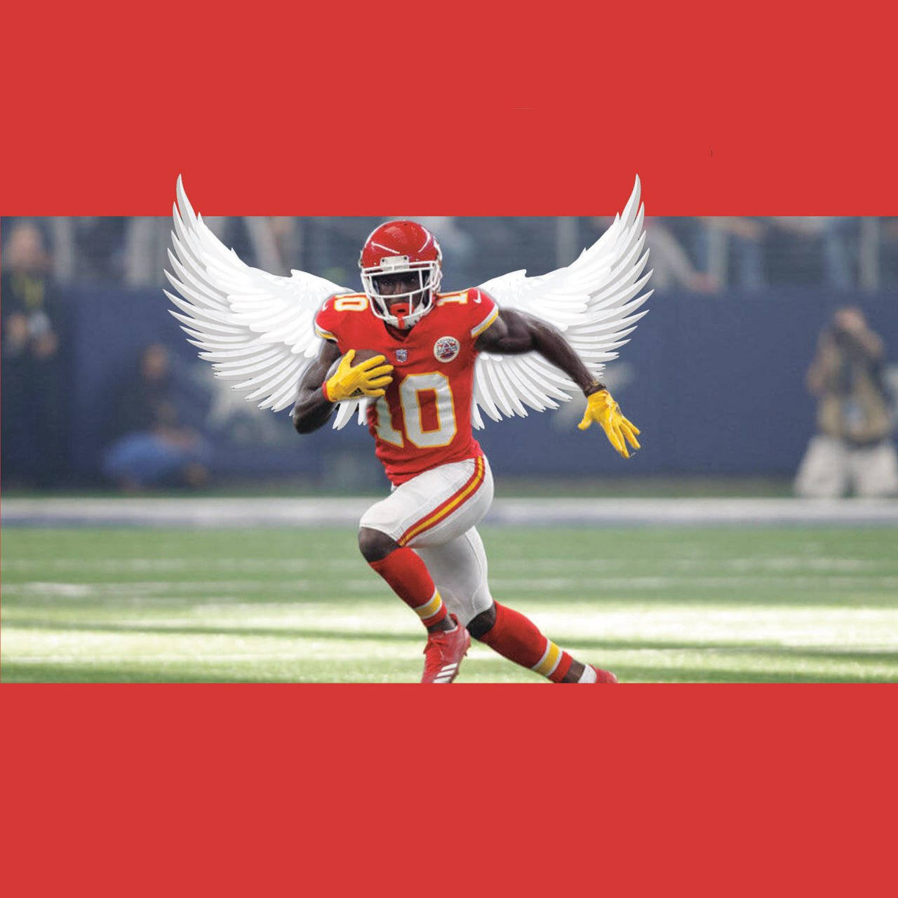 Tyreek Hill 桌布 壁紙 — 一名身穿紅色球衣的足球員，在明亮的球場燈光下，於綠色草地上奔跑，背後有白色天使翅膀。