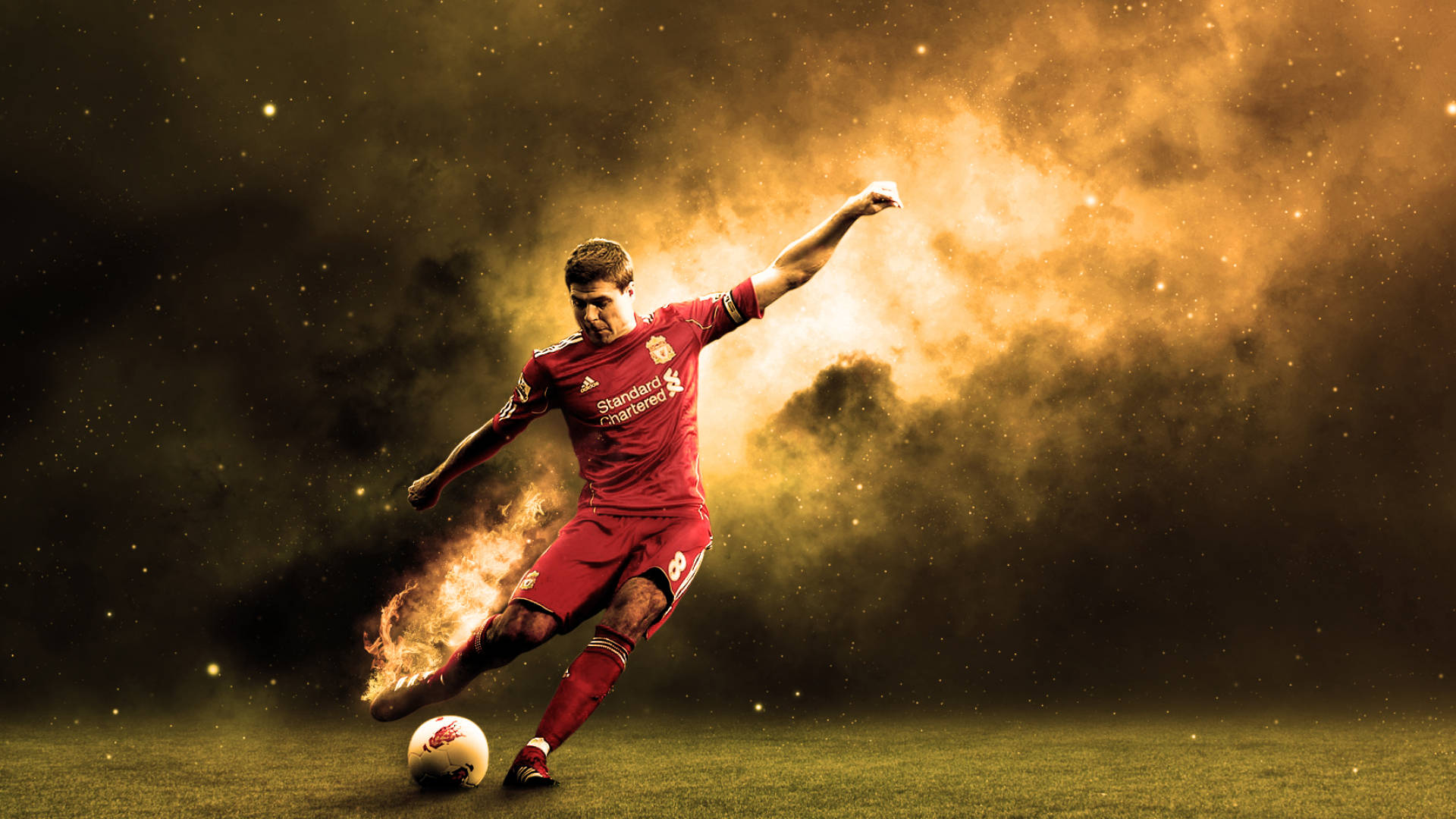 Steven Gerrard 桌布 壁紙 — 一名身穿紅色球衣的足球員，在煙霧瀰漫的金色背景下，以火焰般的能量踢球。