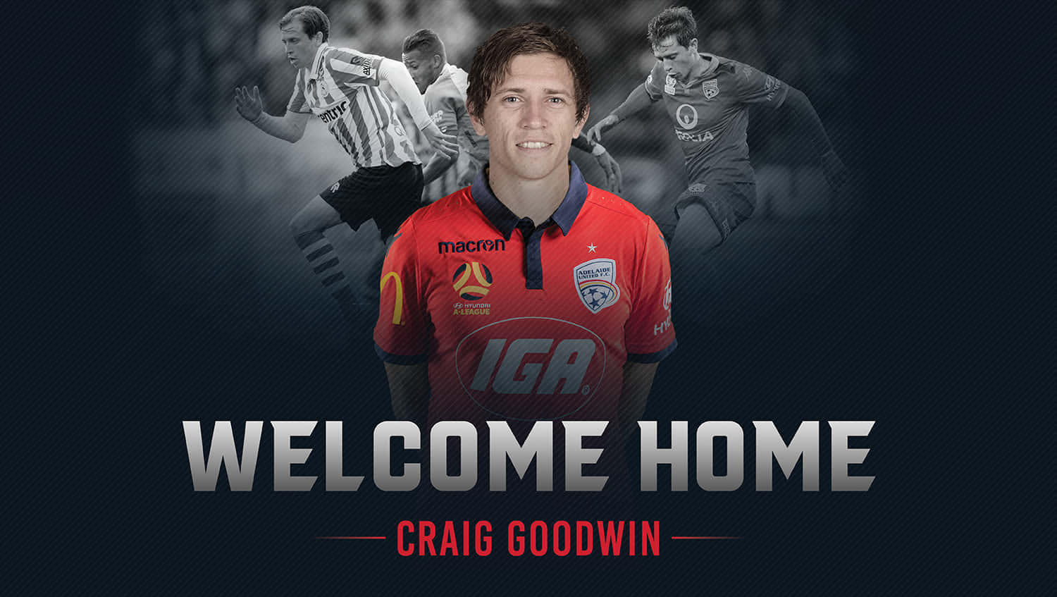 Adelaide United 桌布 壁紙 — 一名身穿紅色球衣的足球員在畫面中央微笑，身後有因動態模糊的隊友掠過，背景為深色紋理並帶有粗體歡迎文字。
