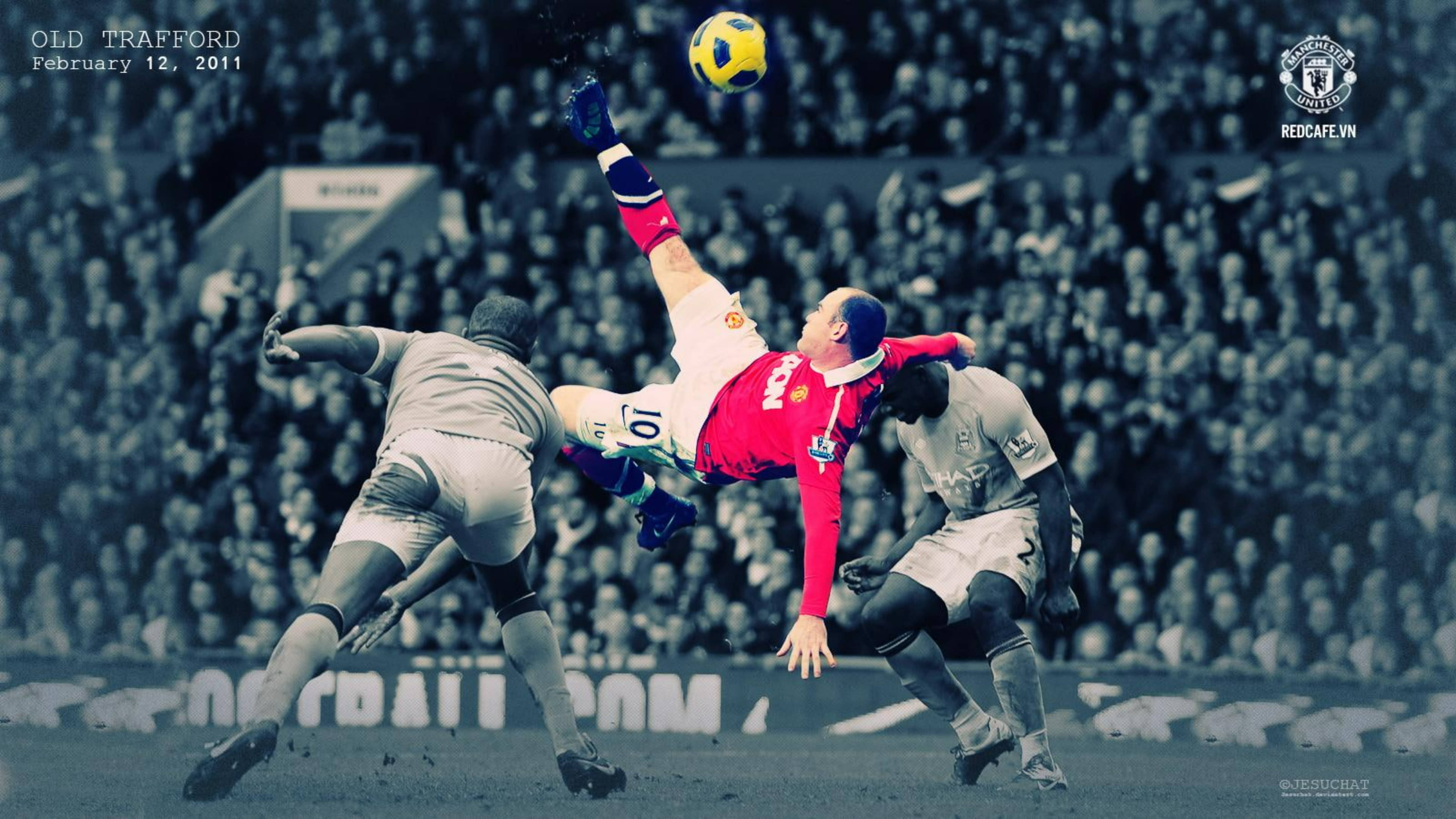 Rooney 桌布 壁紙 — 一名身穿紅色球衣的足球員在老特拉福德球場滿座比賽中，凌空做出戲劇性的頭槌，兩名後衛正在逼近。