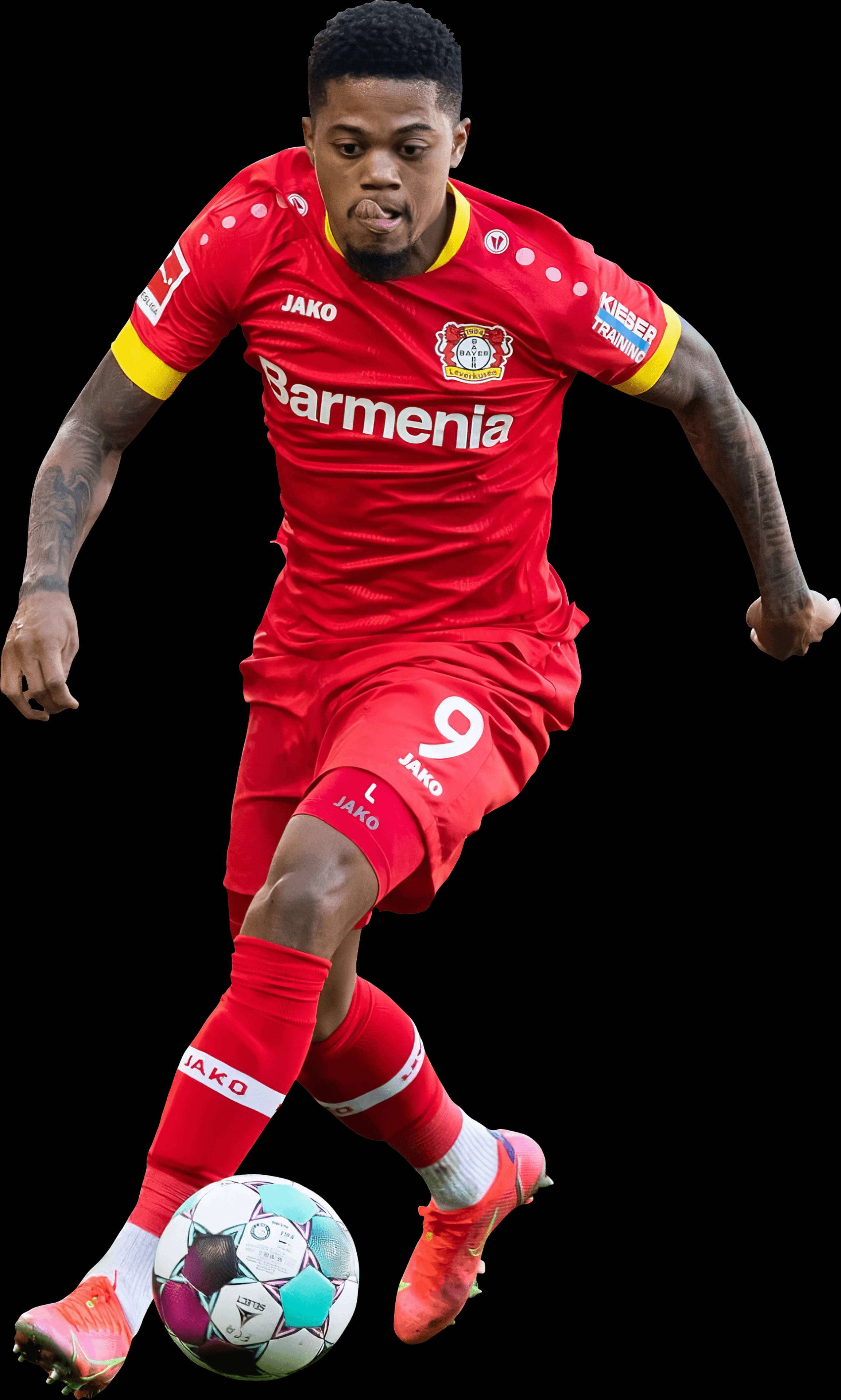 Football Players 桌布 壁紙 — 一名身穿紅色球衣的足球運動員在黑色背景下，專注地盤帶一個色彩繽紛的足球。