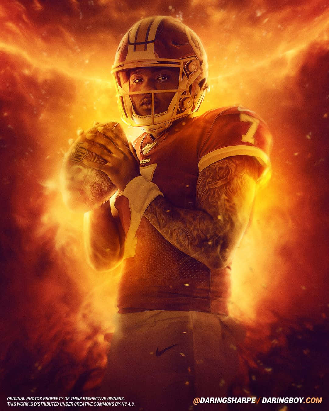 Dwayne Haskins 桌布 壁紙 — 一名身穿紅色球衣的足球運動員手持一個被熾熱橙色和黃色火焰包圍的球。