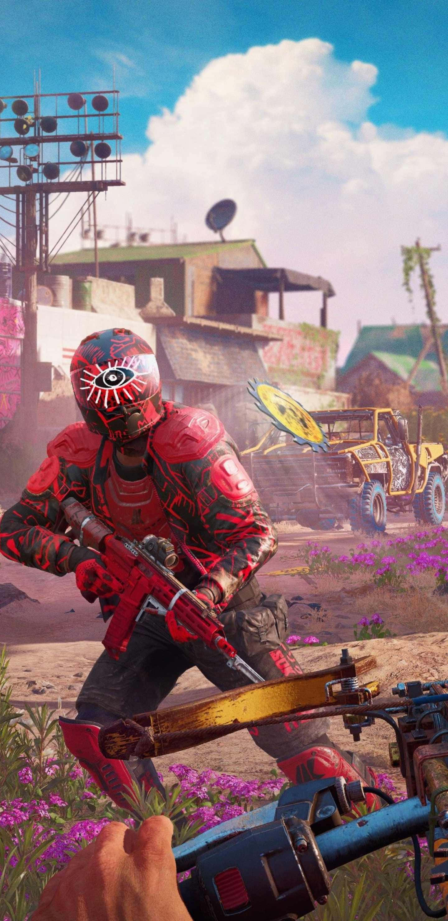 Android Far Cry New Dawn 桌布 壁紙 — 一名身穿紅色盔甲、帶有眼睛標誌的士兵在一個充滿活力的沙漠小鎮中瞄準步槍，小鎮有紫色花朵和黃色吉普車。