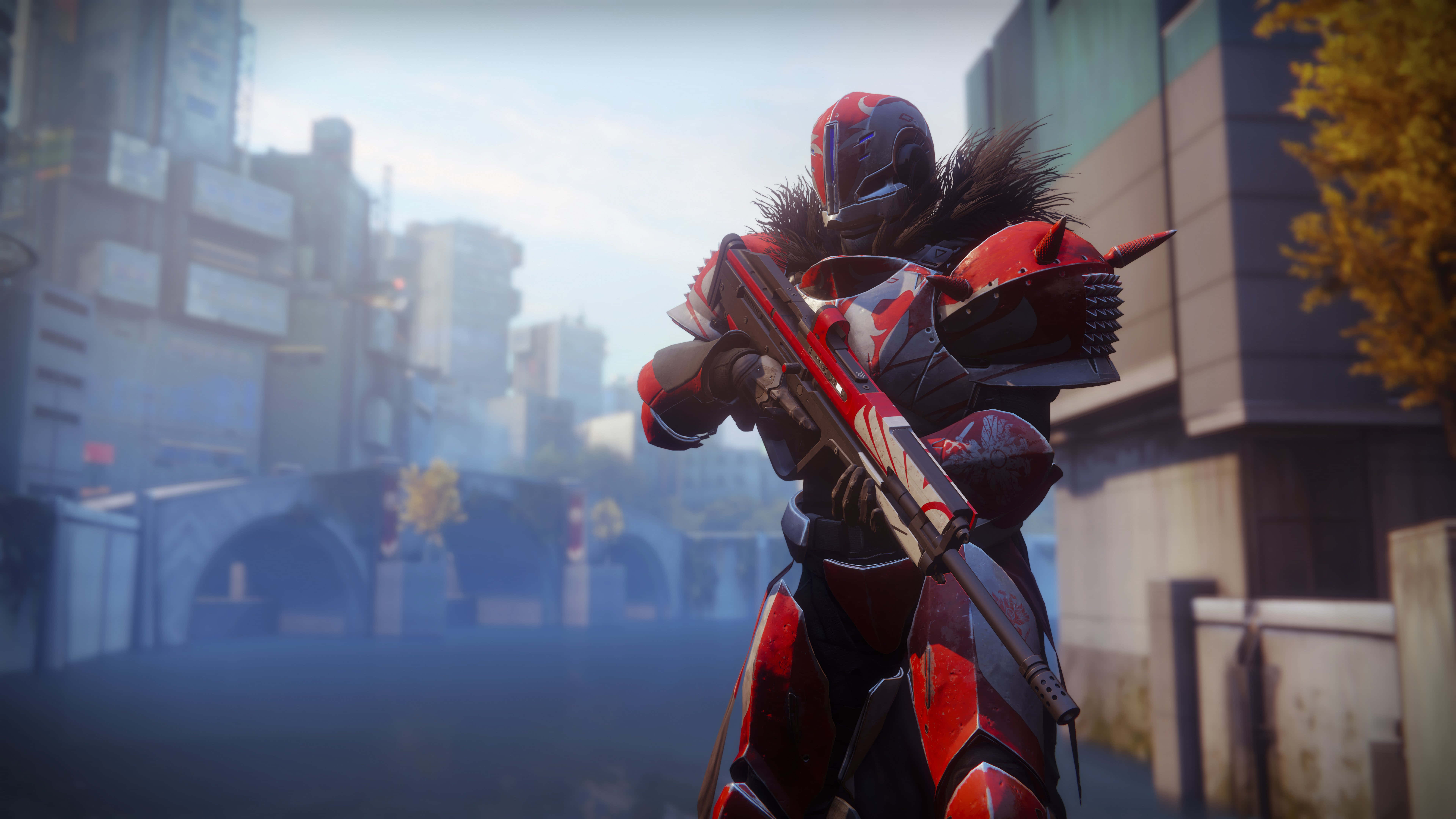 Titan Destiny 2 4K 桌布 壁紙 — 一名身穿紅色盔甲、戴著頭盔和毛領的戰士，在霧氣瀰漫的未來城市景觀中瞄準步槍。