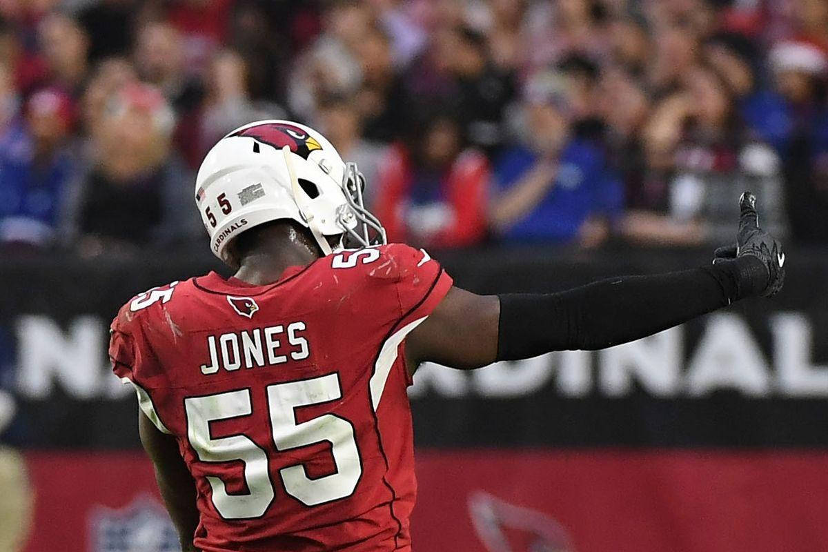 Arizona Cardinals 桌布 壁紙 — 一名身穿紅色紅雀隊55號球衣的美式足球員在比賽中向觀眾豎起大拇指。