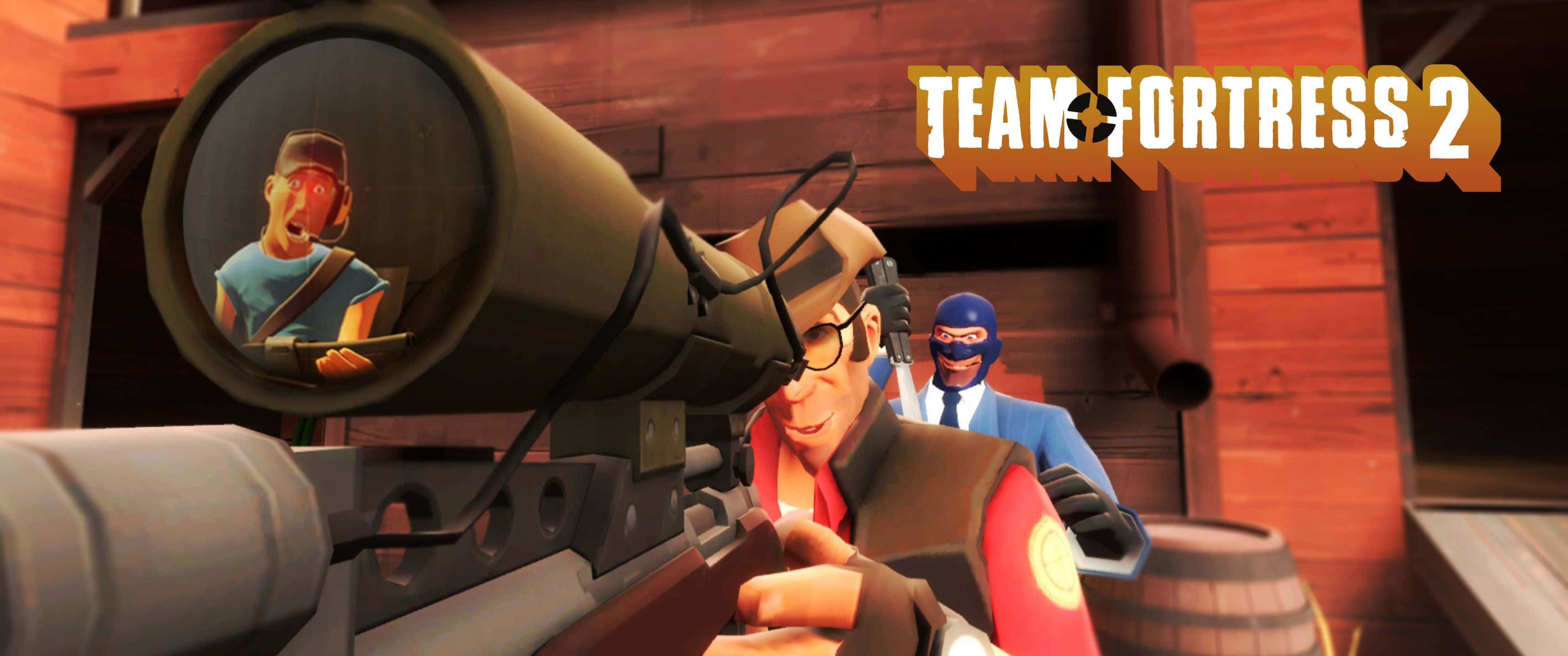 3440x1440p Tf2 桌布 壁紙 — 一名身穿紅色背心的狙擊手，在木製穀倉中透過瞄準鏡瞄準一名驚訝的敵人。