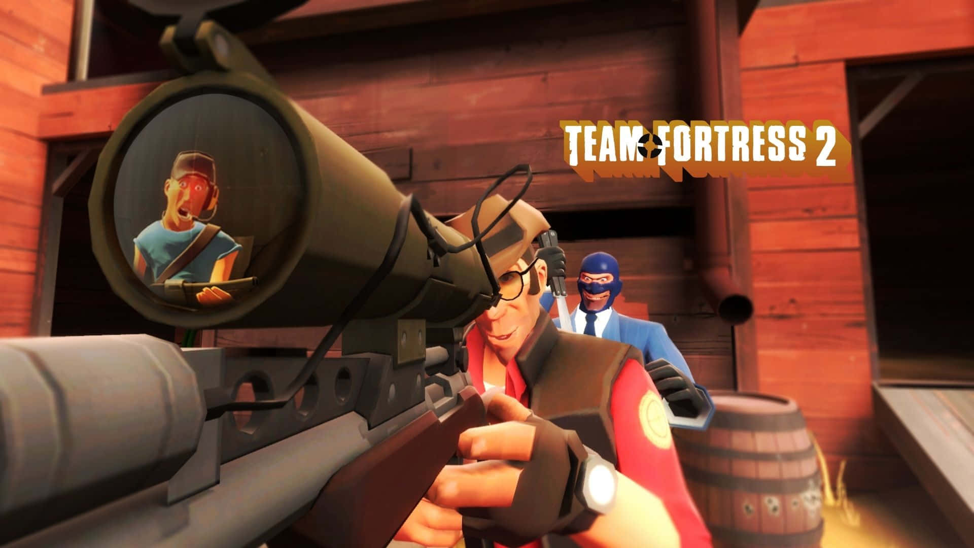 1920x1080 Tf2 桌布 壁紙 — 一名身穿紅色背心的狙擊手在木製穀倉中透過瞄準鏡瞄準一名驚訝的敵人。