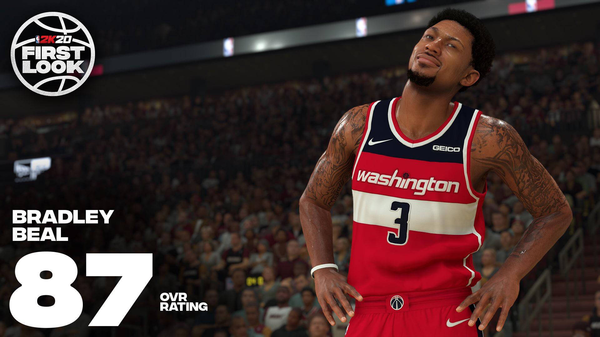 Bradley Beal 桌布 壁紙 — 一名身穿紅色華盛頓球衣的籃球運動員在明亮的體育場燈光下自信地站在擠滿人的場館中。