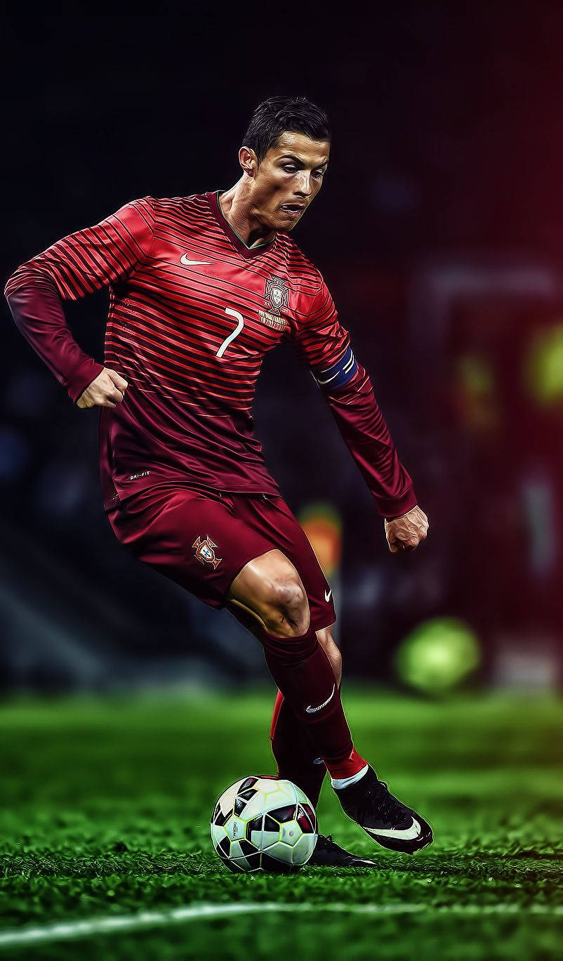 Ronaldo 桌布 壁紙 — 一名身穿紅色葡萄牙球衣的足球運動員在體育場燈光下，在充滿活力的綠色球場上運球。