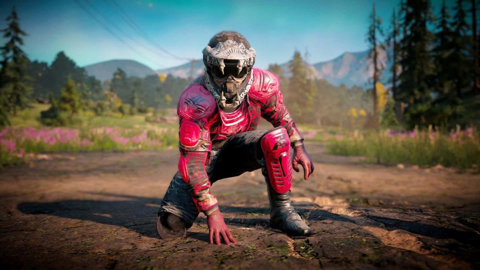 1920x1080 Far Cry New Dawn 桌布 壁紙 — 一名身穿紅色裝備的越野機車手在晴朗藍天下，蹲在佈滿野花和松樹的泥徑上。