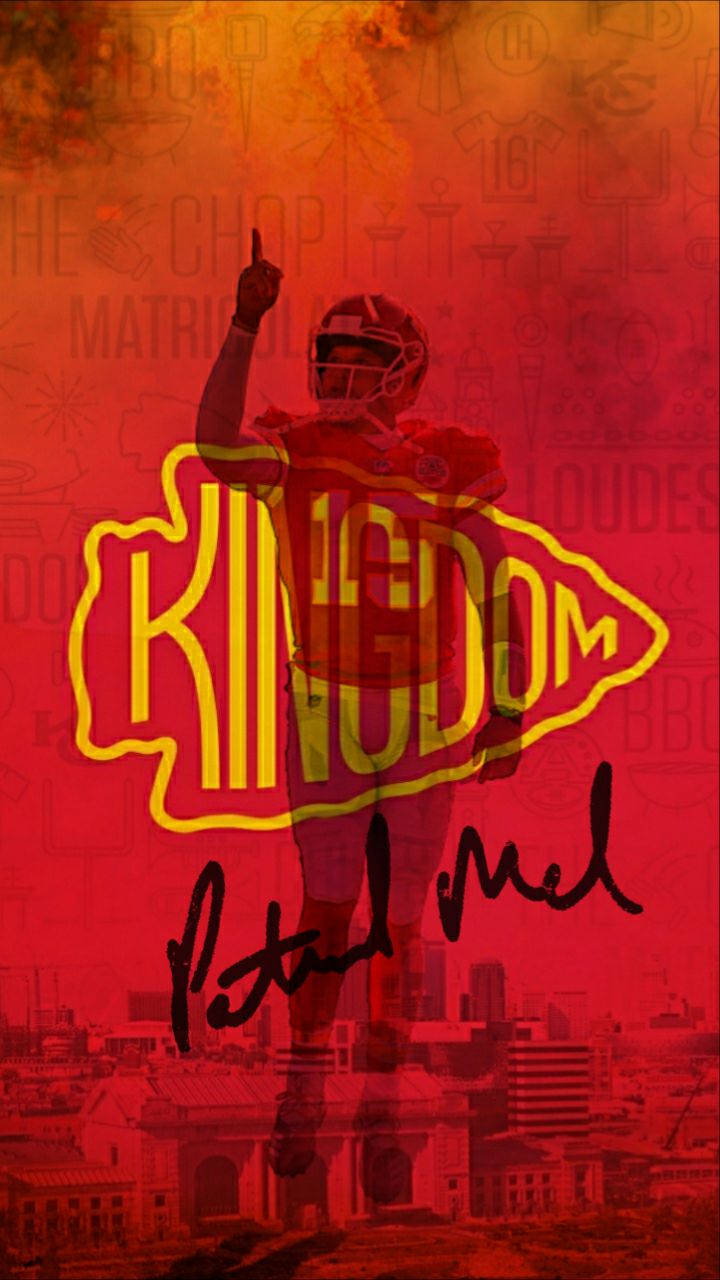 Kc Chiefs 桌布 壁紙 — 一名身穿紅色裝備的足球員在熾熱的紅橙色天空下，於發光的黃色「Kingdom」標誌上方舉起一根手指。