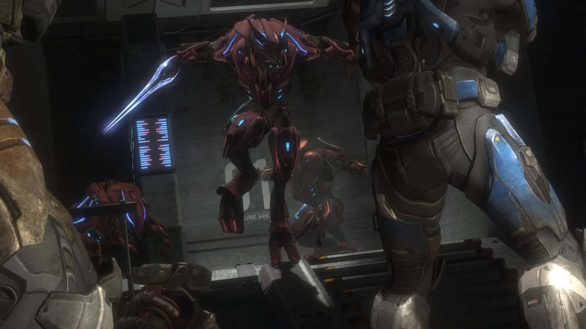 Halo Covenant 桌布 壁紙 — 一名身穿紅色裝甲、帶有發光藍色點綴的外星戰士，在昏暗的未來戰鬥室中揮舞著一把發光的劍。
