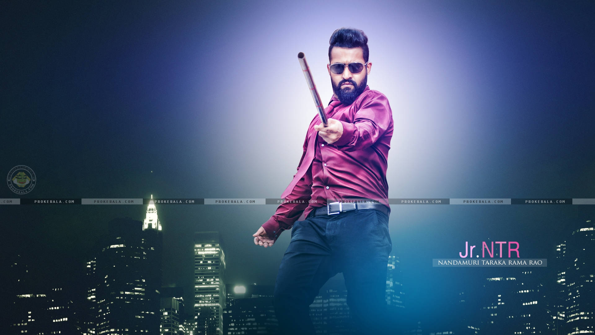 jr ntr 桌布 壁紙 — 一名身穿紅色襯衫和太陽眼鏡的男子，在夜晚發光的城市天際線前揮舞著球棒。