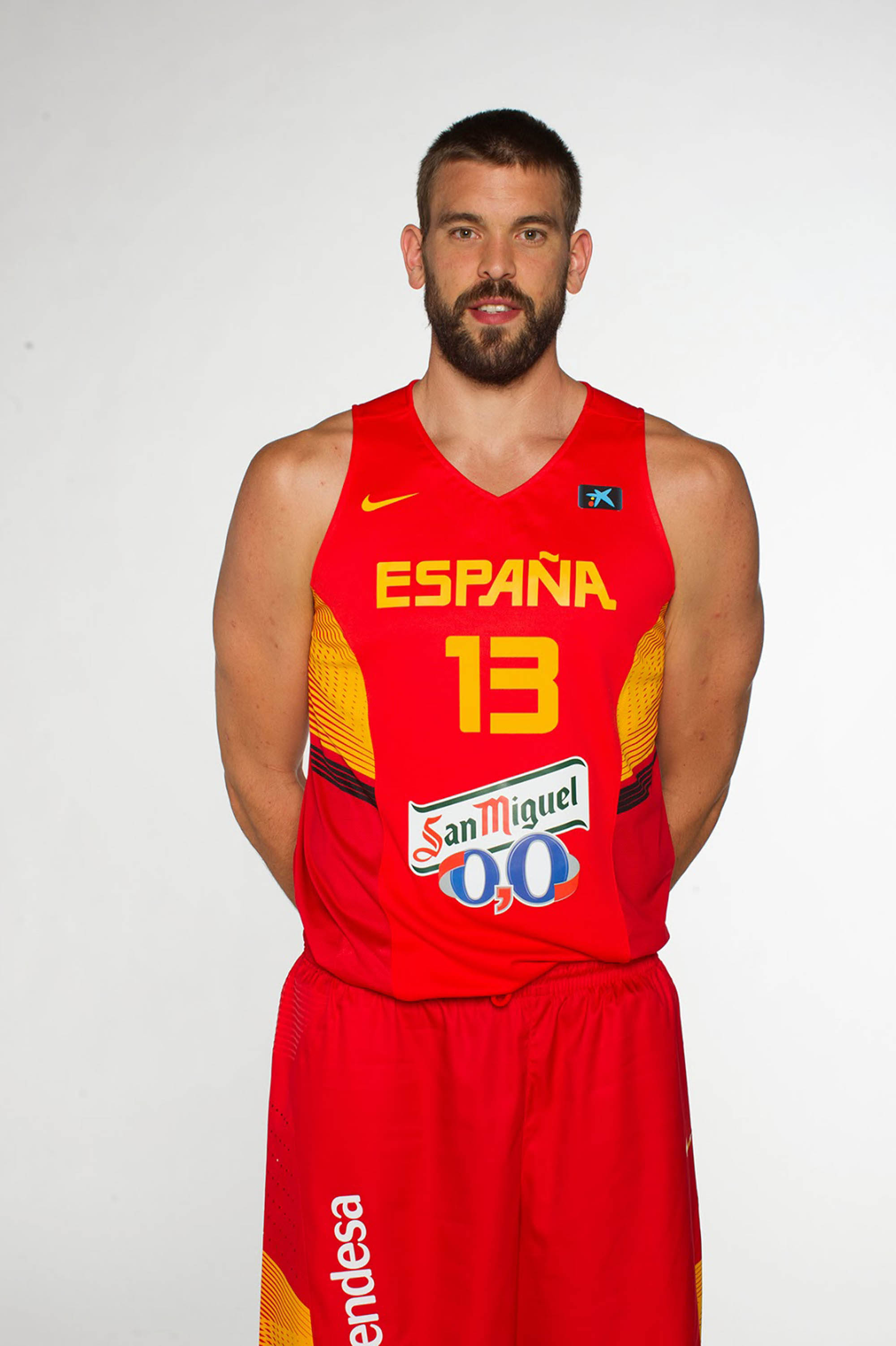 Marc Gasol 桌布 壁紙 — 一名身穿紅色西班牙球衣、號碼13的男籃球員，自信地站在純白色背景前。
