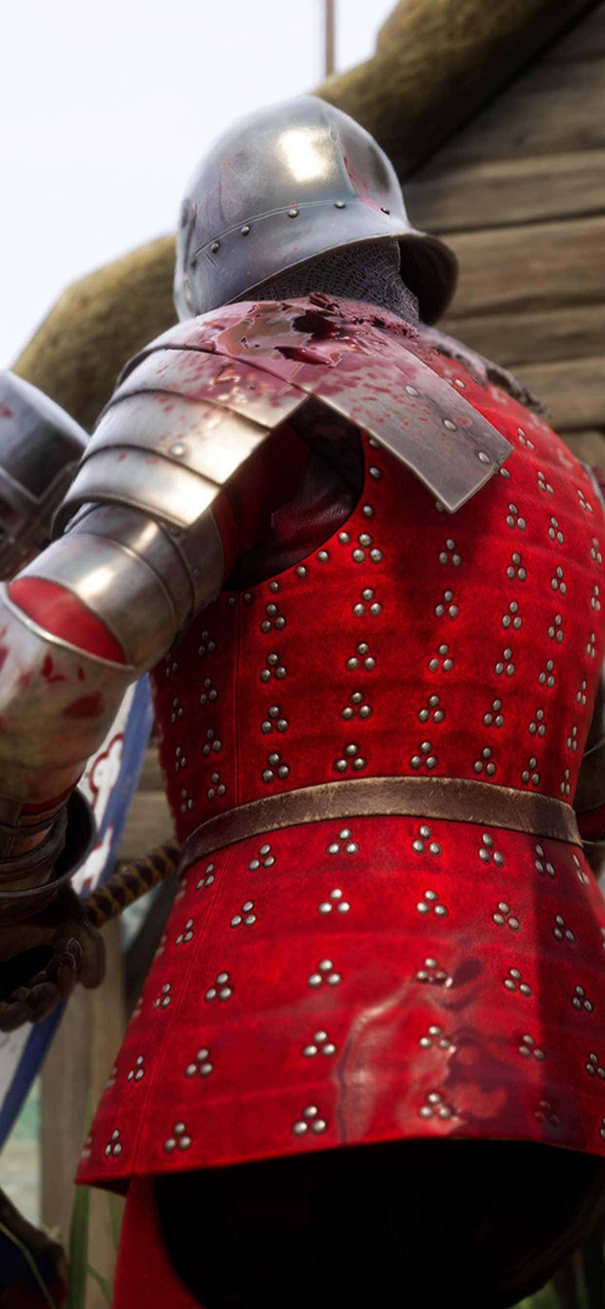 iPhone Xs Max Mordhau 桌布 壁紙 — 一名身穿紅色鉚釘盔甲、肩甲染血的騎士站在木結構中。