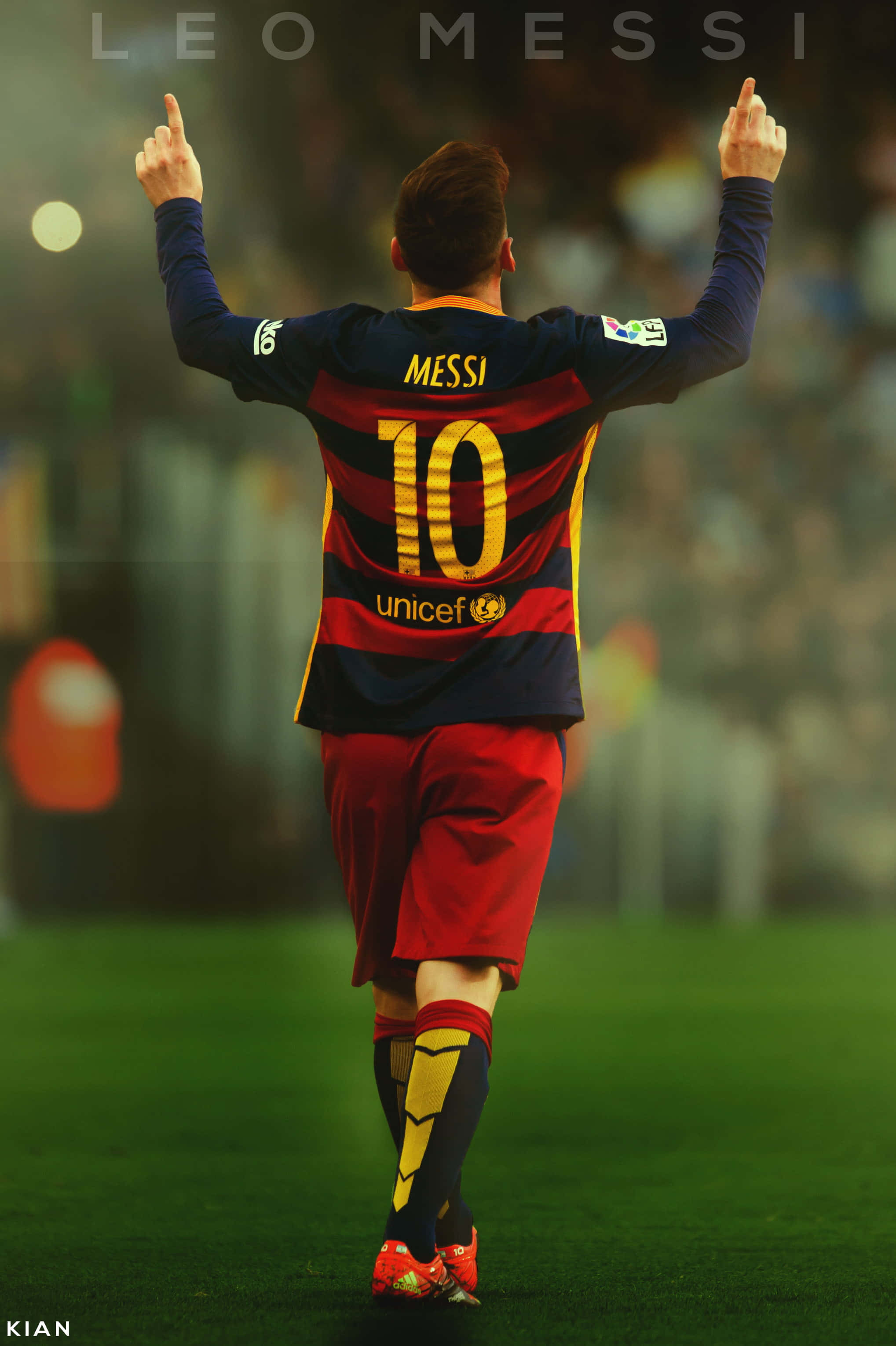 Lionel Messi Cool 桌布 壁紙 — 一名身穿紅藍條紋球衣、背號10的足球員在綠色球場上舉起雙手指向上方慶祝。