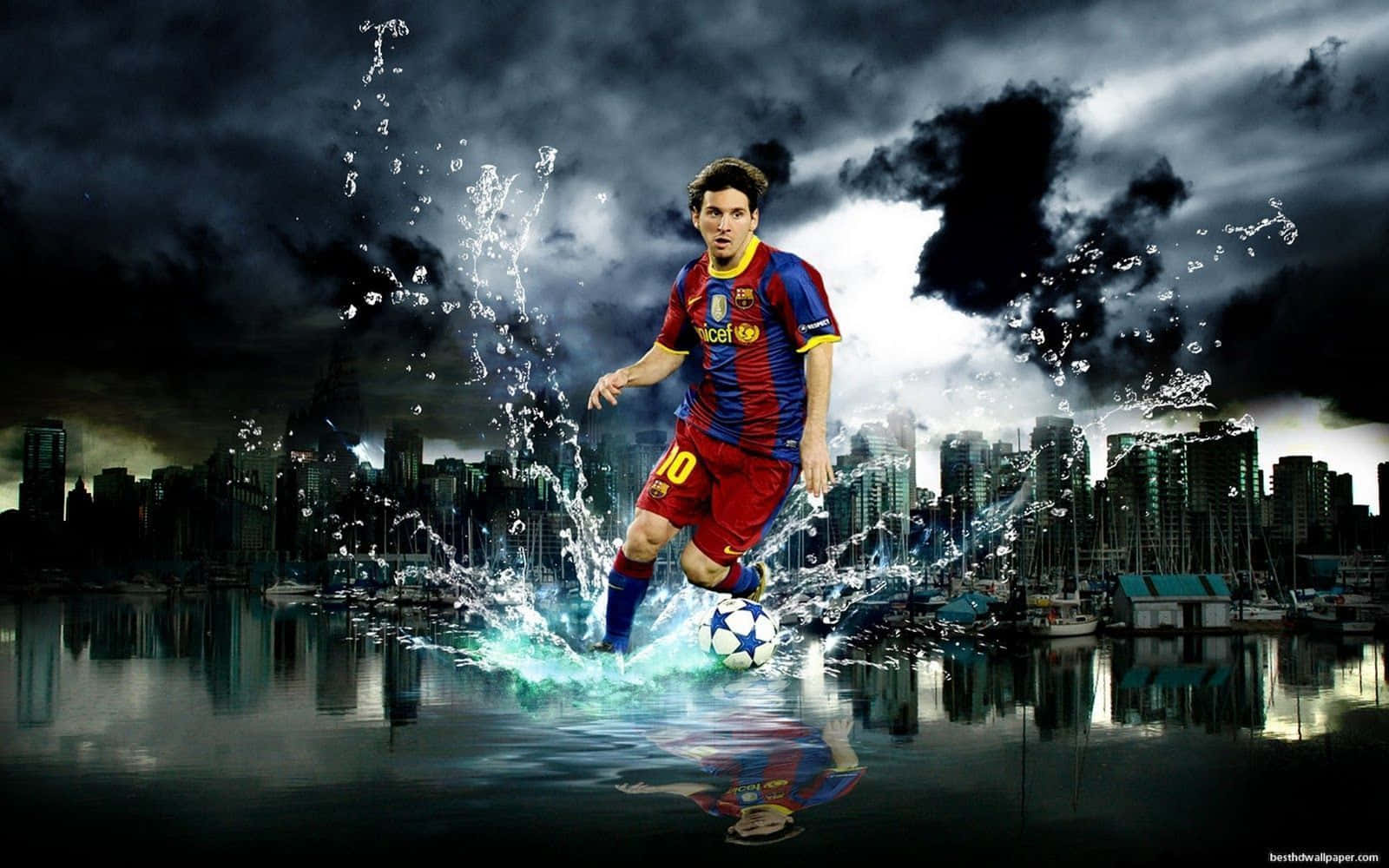 Lionel Messi Cool 桌布 壁紙 — 一名身穿紅藍條紋球衣的足球員在飛濺的水中運球，背後是黑暗暴風雨的城市天際線。