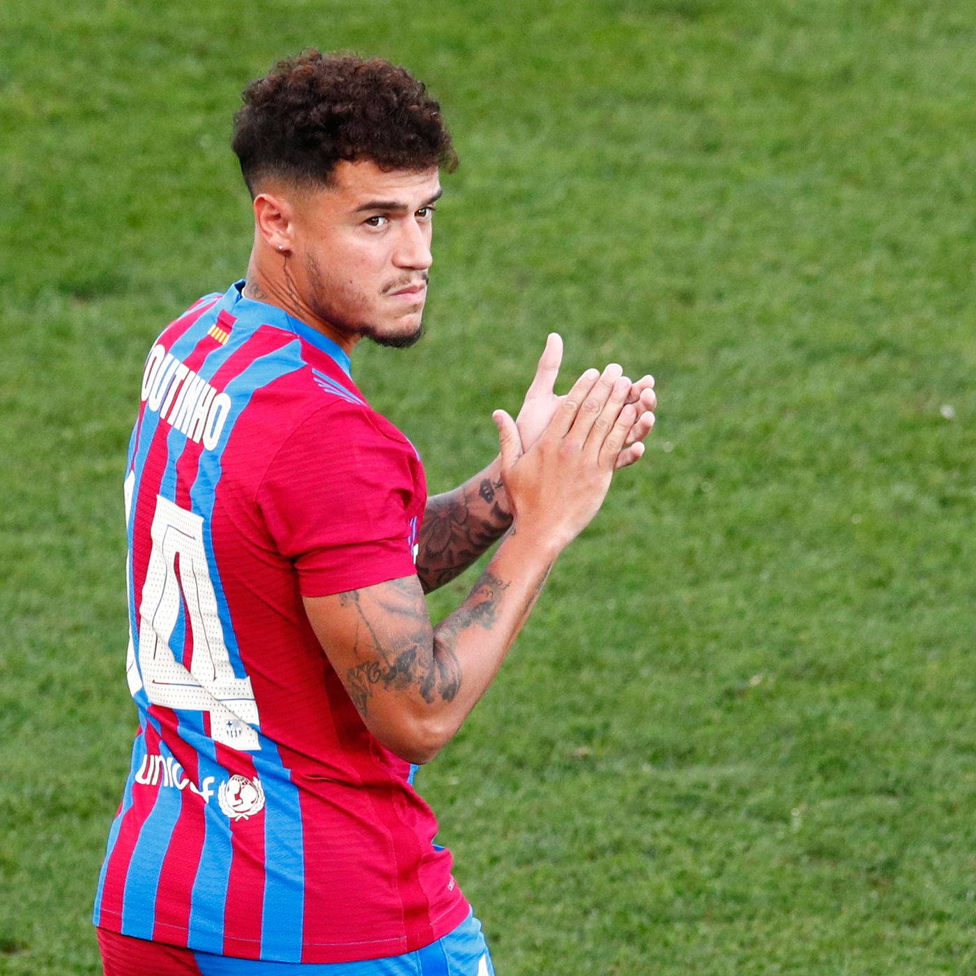 Coutinho 桌布 壁紙 — 一名身穿紅藍條紋球衣的足球運動員在充滿活力的綠色球場上拍手。