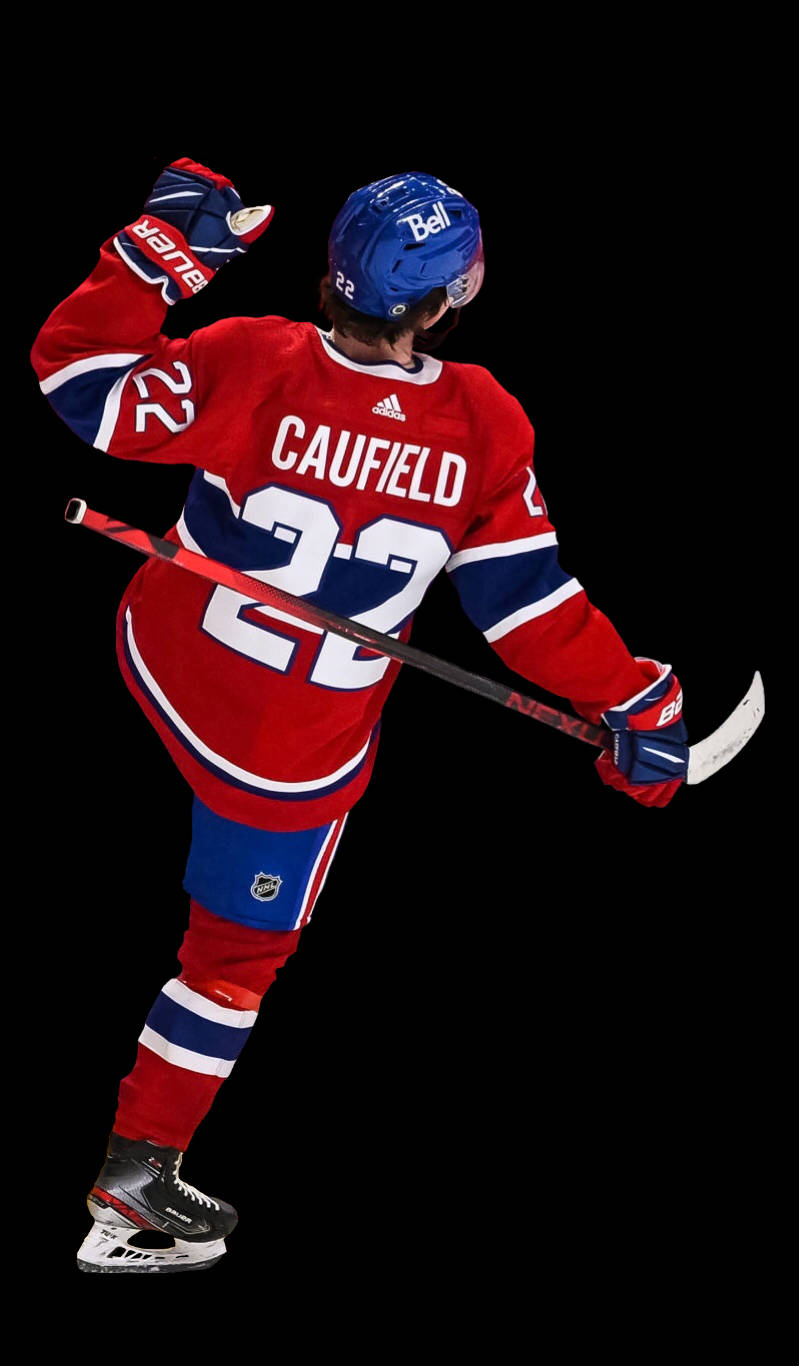 Cole Caufield 桌布 壁紙 — 一名身穿紅藍球衣、背號22、名字Caufield的冰球運動員在黑色背景前慶祝。