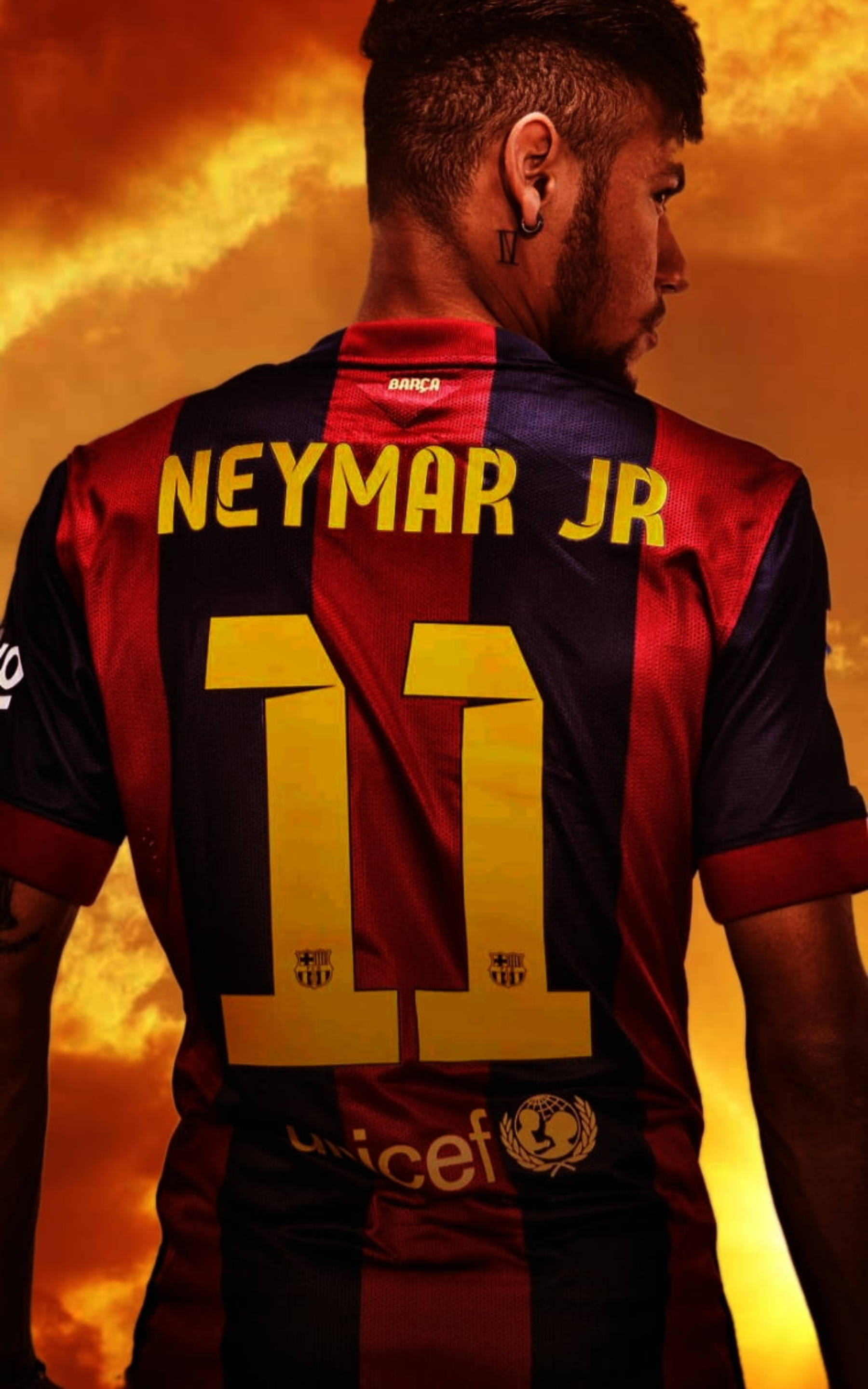 Barcelona 桌布 壁紙 — 一名身穿紅藍間條球衣、印有「NEYMAR JR」和11號的足球員，站在熾熱的橙色夕陽天空前。