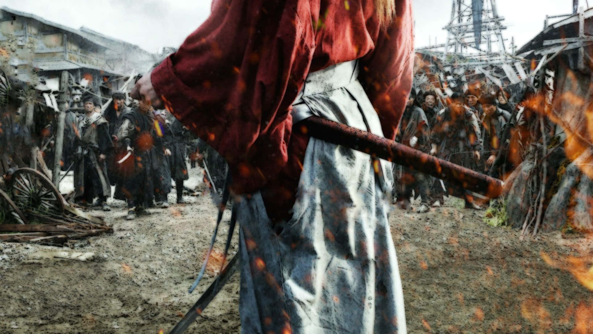 Samurai Movies 桌布 壁紙 — 一名身穿紅袍的戰士在混亂的戰場上揮舞著火焰劍，四周有燃燒的碎片和武裝村民。