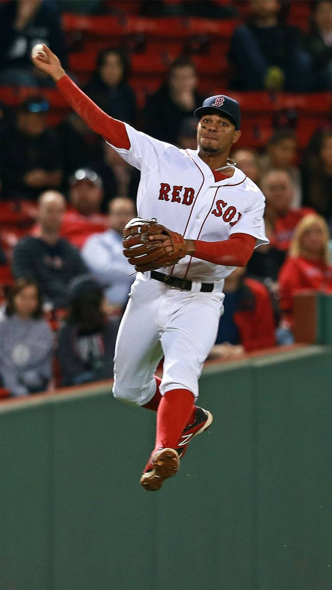 Mookie Betts 桌布 壁紙 — 一名身穿紅襪隊球衣的棒球選手在夜間比賽中，於球場燈光下躍起接球。