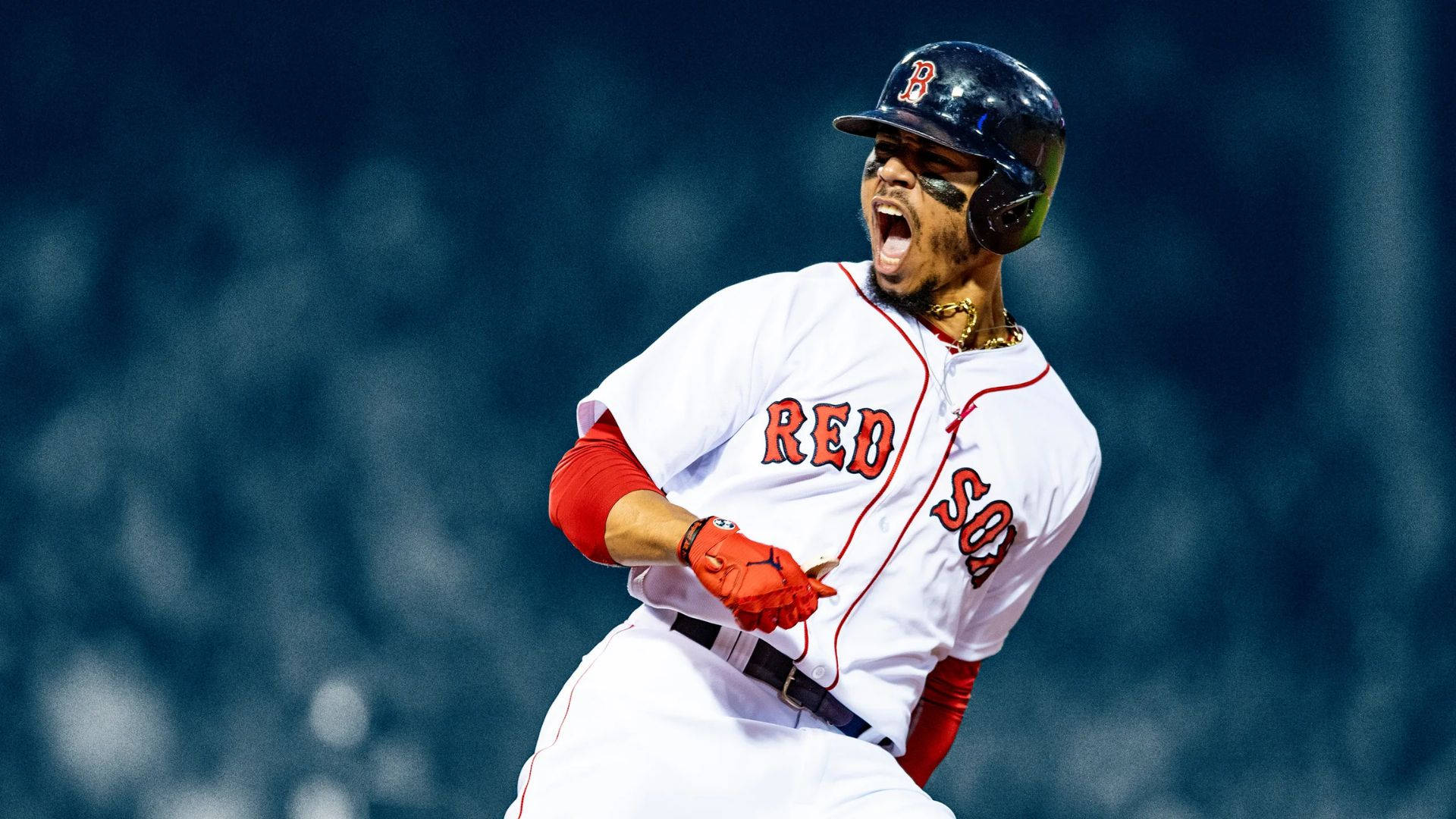 Mookie Betts 桌布 壁紙 — 一名身穿紅襪隊球衣的棒球選手在球場燈光下張開嘴巴、握緊拳頭慶祝。