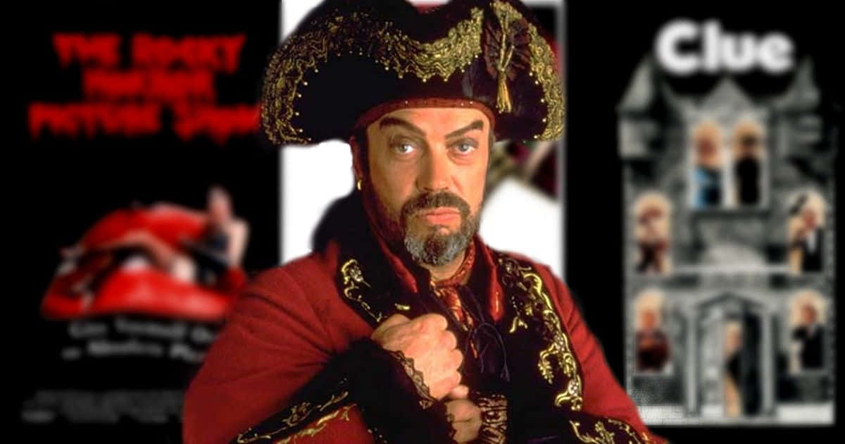 Tim Curry 桌布 壁紙 — 一名身穿紅金海盜服、頭戴三角帽的男子站在舞台中央，背景是包括《線索》和《洛基恐怖秀》在內的電影海報。
