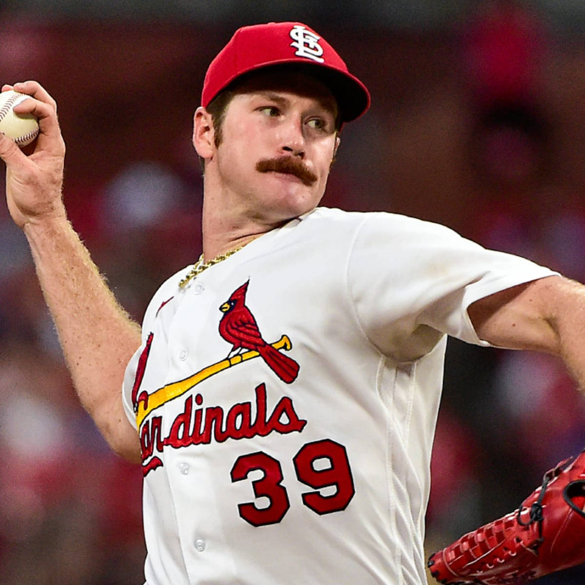 St Louis Cardinals 桌布 壁紙 — 一名身穿紅雀隊制服、留著顯眼鬍子的棒球投手，在球場燈光下準備投球。