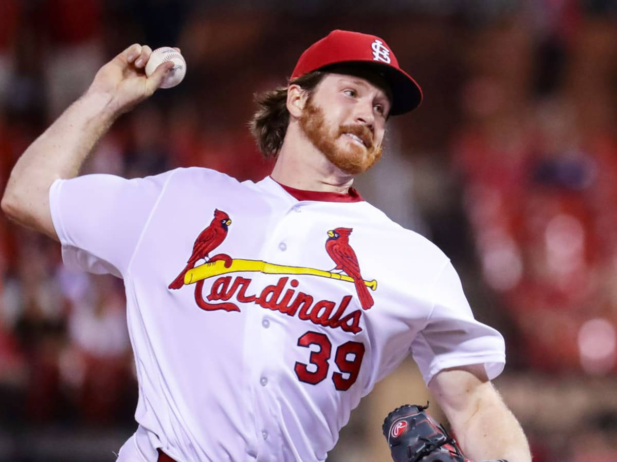 St Louis Cardinals 桌布 壁紙 — 一名身穿紅雀隊球衣的棒球投手在球場燈光下準備投球。