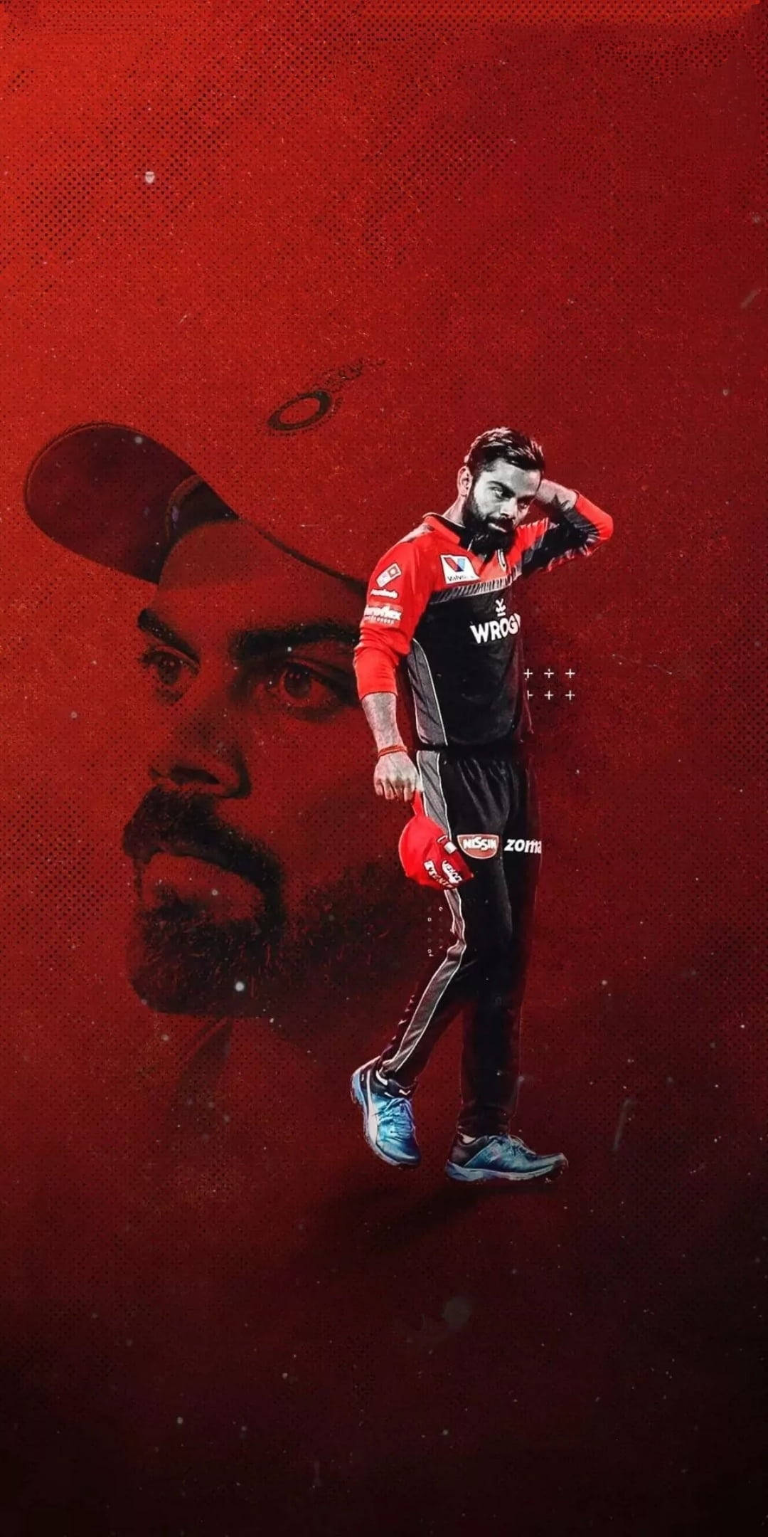 virat kohli rcb 桌布 壁紙 — 一名身穿紅黑制服的板球運動員自信地站在深紅色紋理背景前，身後有一個褪色的面部肖像。