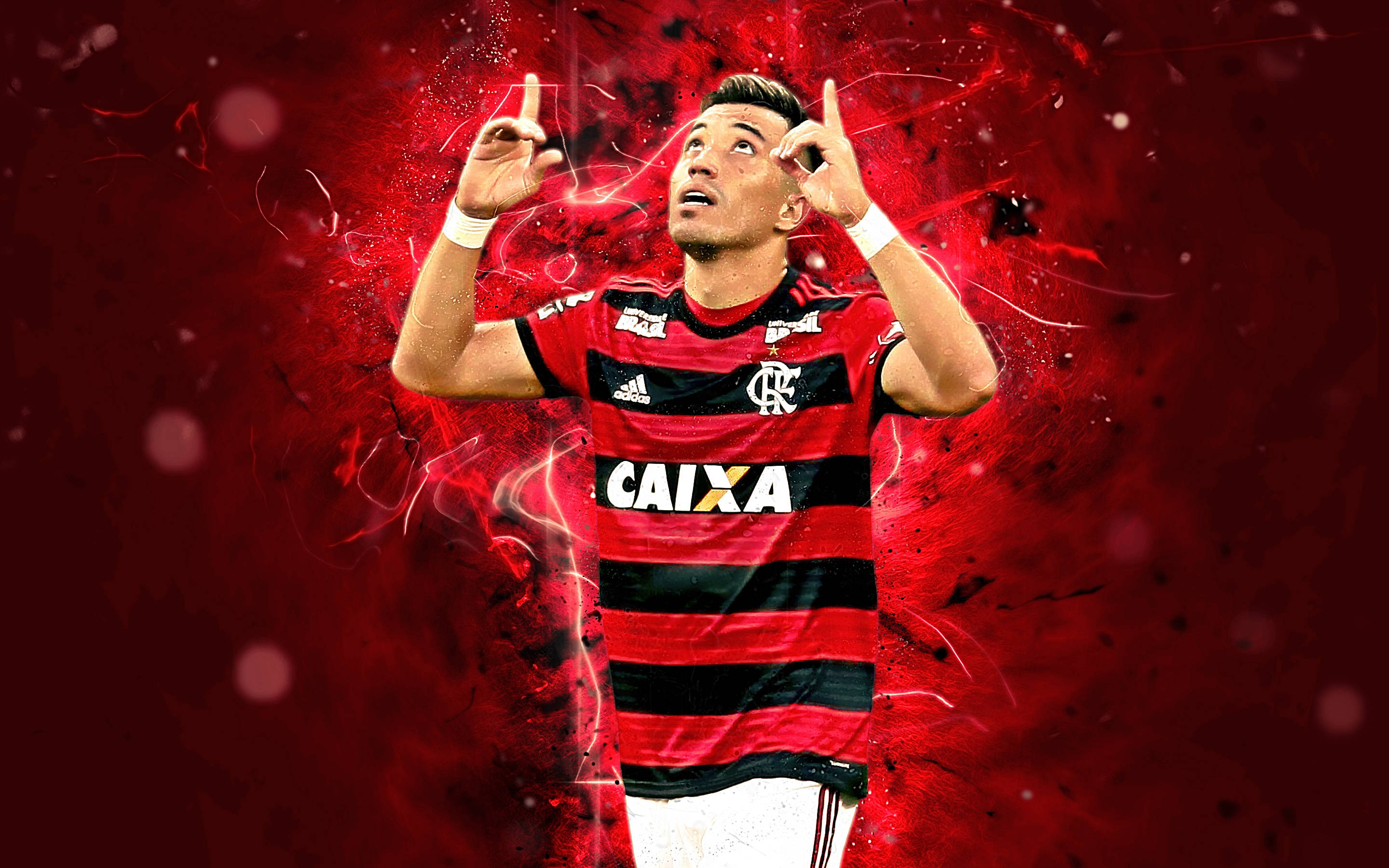 flamengo fc 桌布 壁紙 — 一名身穿紅黑條紋球衣的足球運動員，在充滿活力的紅色抽象背景前，以電光石火般的能量慶祝。