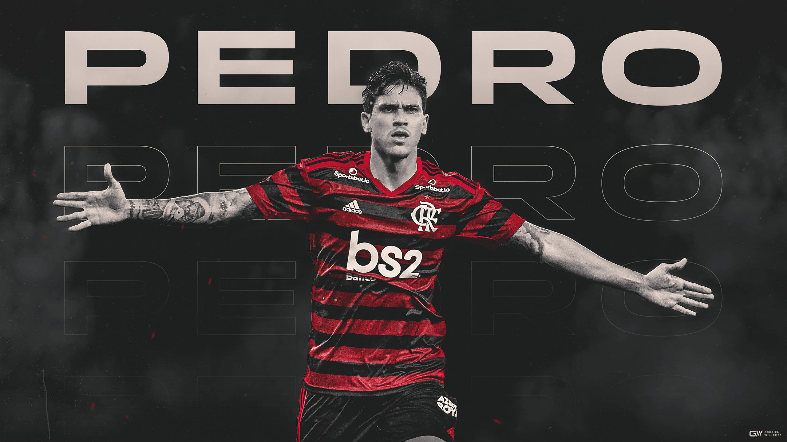 flamengo fc 桌布 壁紙 — 一名身穿紅黑條紋球衣的足球運動員在深色背景前張開雙臂站立，他的名字以大字母顯示。