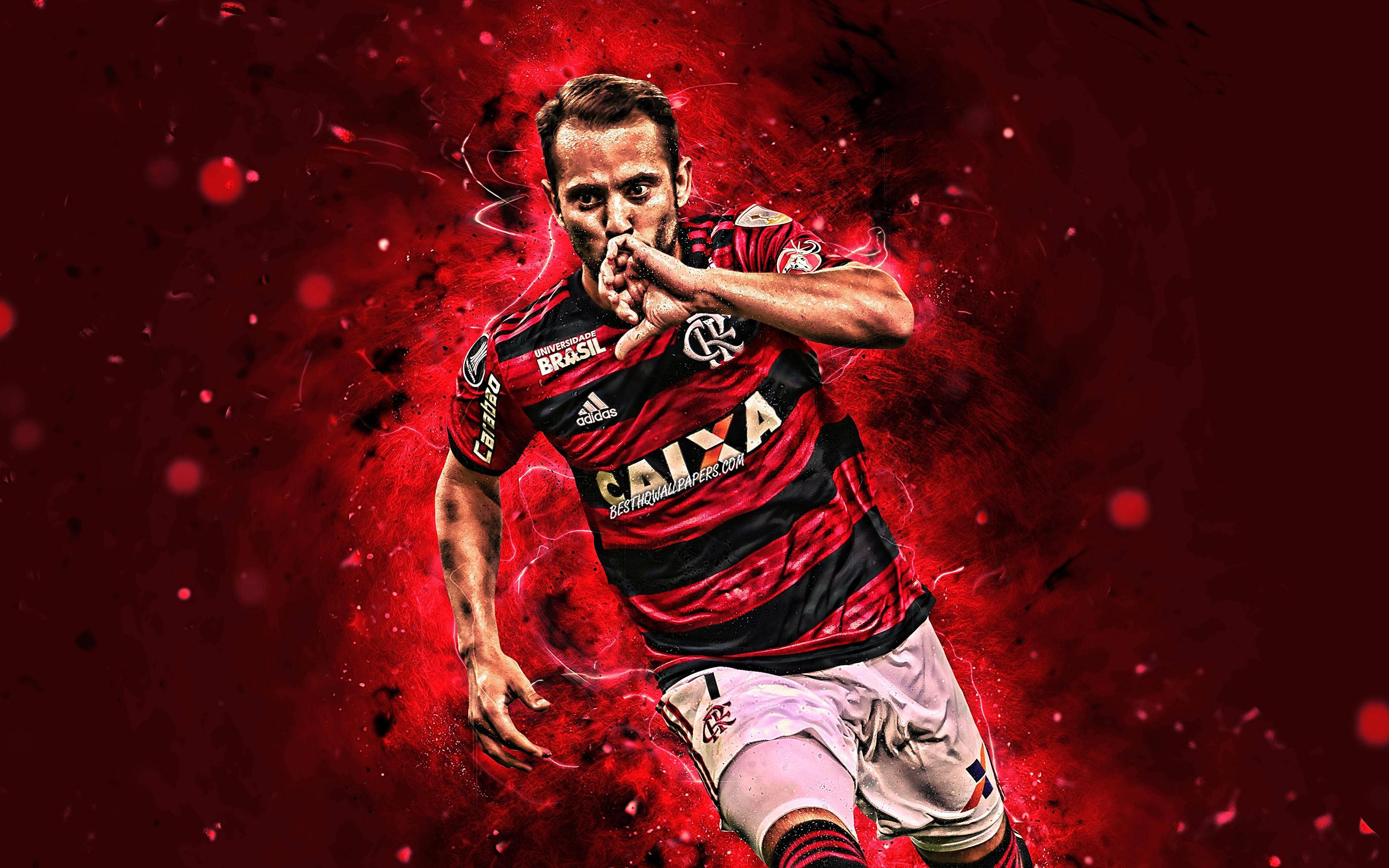 flamengo fc 桌布 壁紙 — 一名身穿紅黑間條球衣的足球員在動態紅色背景上向前衝刺，帶有電能效果。