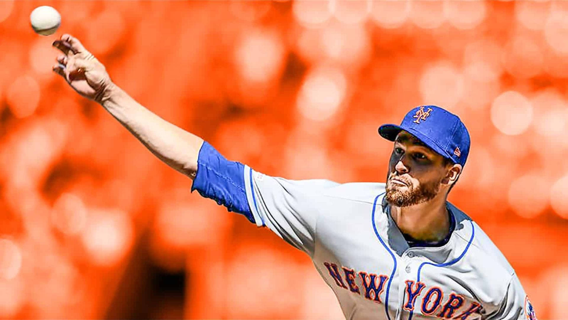 Degrom 桌布 壁紙 — 一名身穿紐約大都會隊球衣的棒球投手，在模糊的橙色球場背景下，專注地投球中。