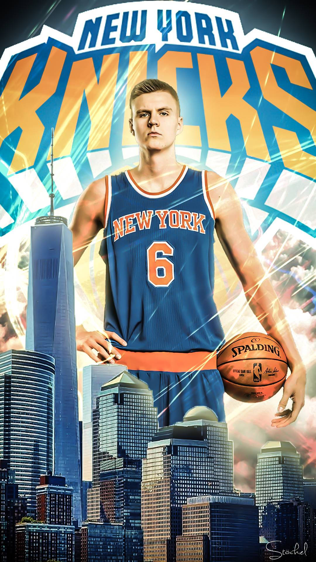 Kristaps Porzingis 桌布 壁紙 — 一名身穿紐約尼克球衣的籃球運動員自信地拿著Spalding籃球，背景是閃爍的城市天際線。
