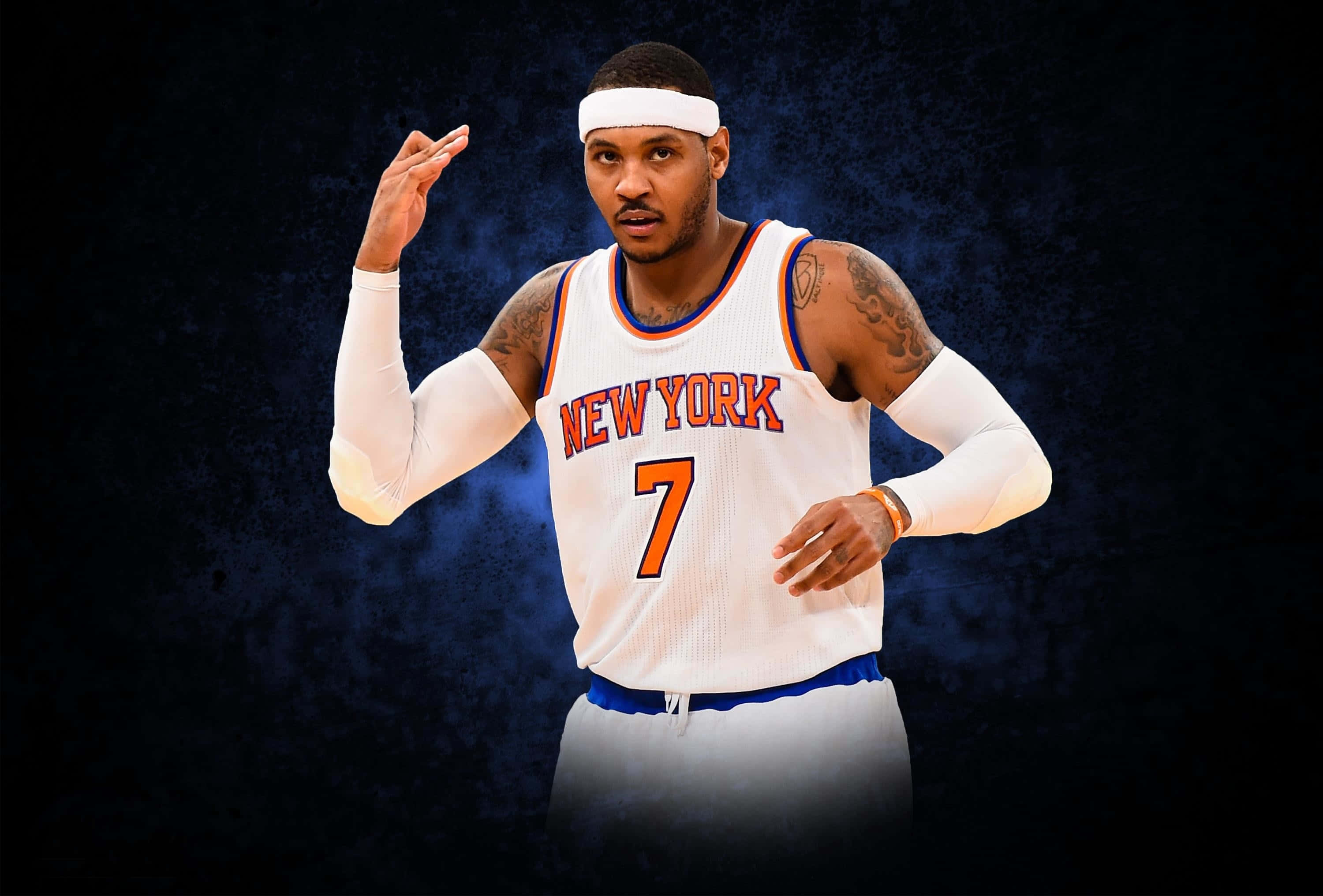 NBA 2k21 桌布 壁紙 — 一名身穿紐約尼克隊7號球衣的籃球運動員在深色紋理背景前自信地做手勢。