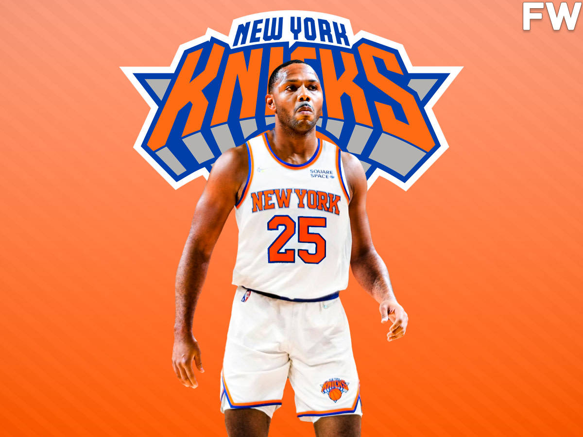eric gordon 桌布 壁紙 — 一名身穿紐約尼克隊球衣的籃球運動員自信地站在充滿活力的橙色背景前，身後有球隊標誌。