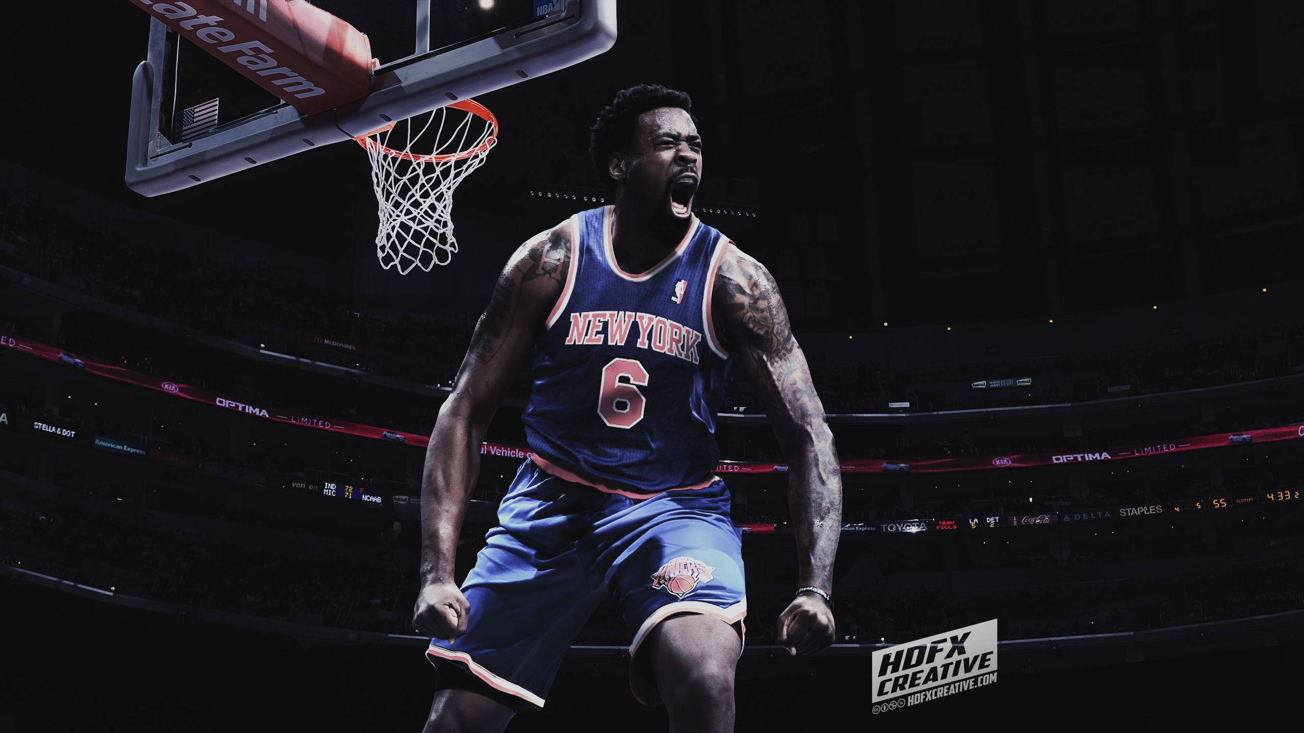 NBA 桌布 壁紙 — 一名身穿紐約尼克隊球衣的籃球運動員在昏暗的球場籃框下發出勝利的咆哮。