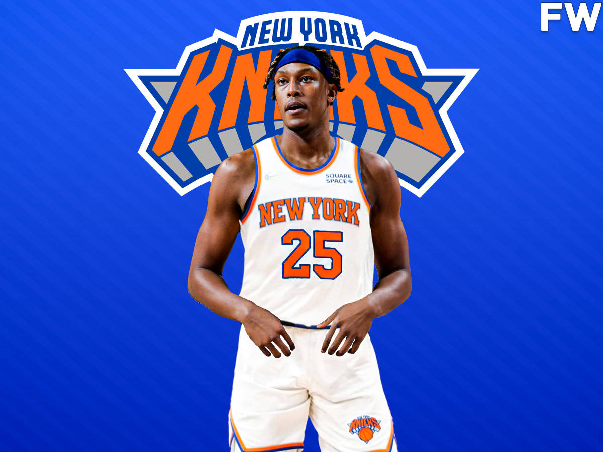 myles turner 桌布 壁紙 — 一名身穿紐約尼克隊球衣的籃球運動員，自信地站在帶有球隊標誌的醒目藍色背景前。