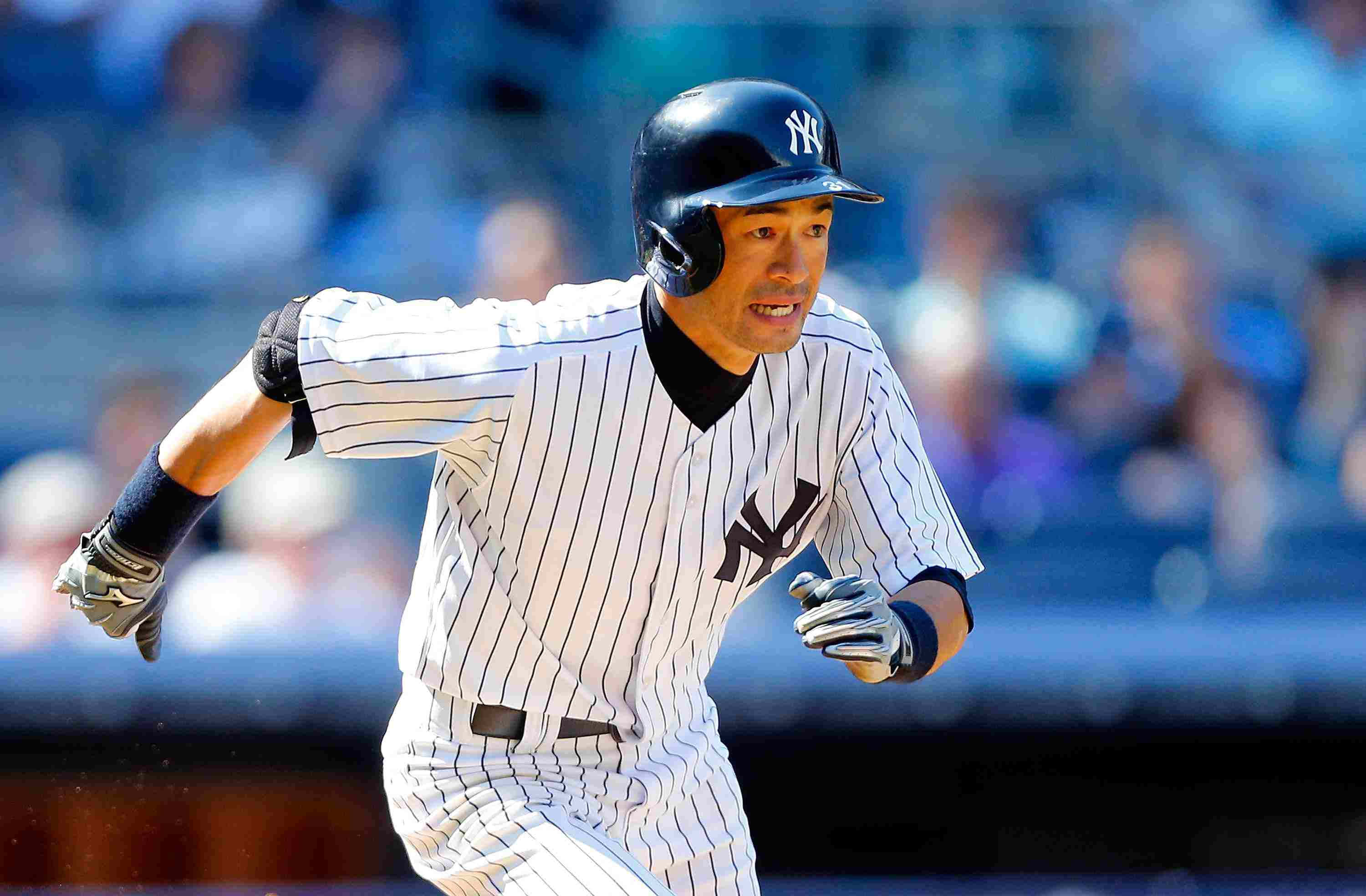MLB Players 桌布 壁紙 — 一名身穿紐約洋基條紋球衣的棒球運動員，帶著專注的決心在陽光明媚的球場上衝刺。