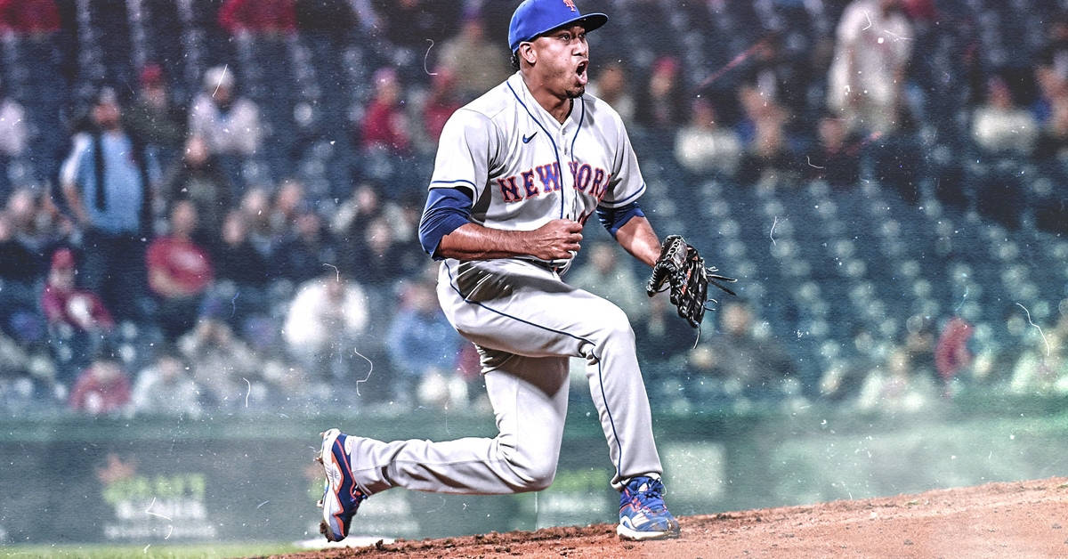 MLB 桌布 壁紙 — 一名身穿紐約球衣的棒球投手在球場燈光下，於濕滑的投手丘上全力咆哮投球。